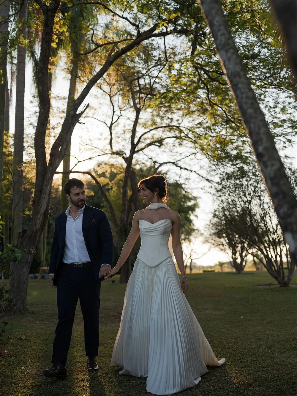 Tokyo Customized White Strapless Wedding Dresses Sleeveless Pleated Court Train Bridal Gown 2025 Elegant A-Line Wedding Gown