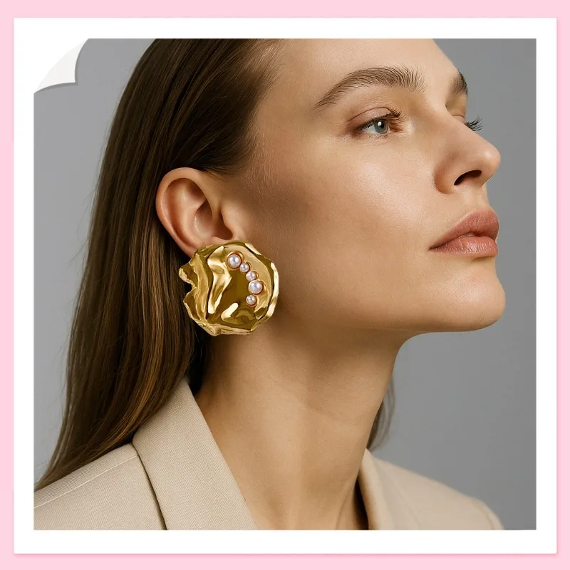 

Light Luxury, Cold Wind, Simple Irregular Geometric Imitation Pearl Metal Stud Earrings, Unique Niche and Versatile Design Sense