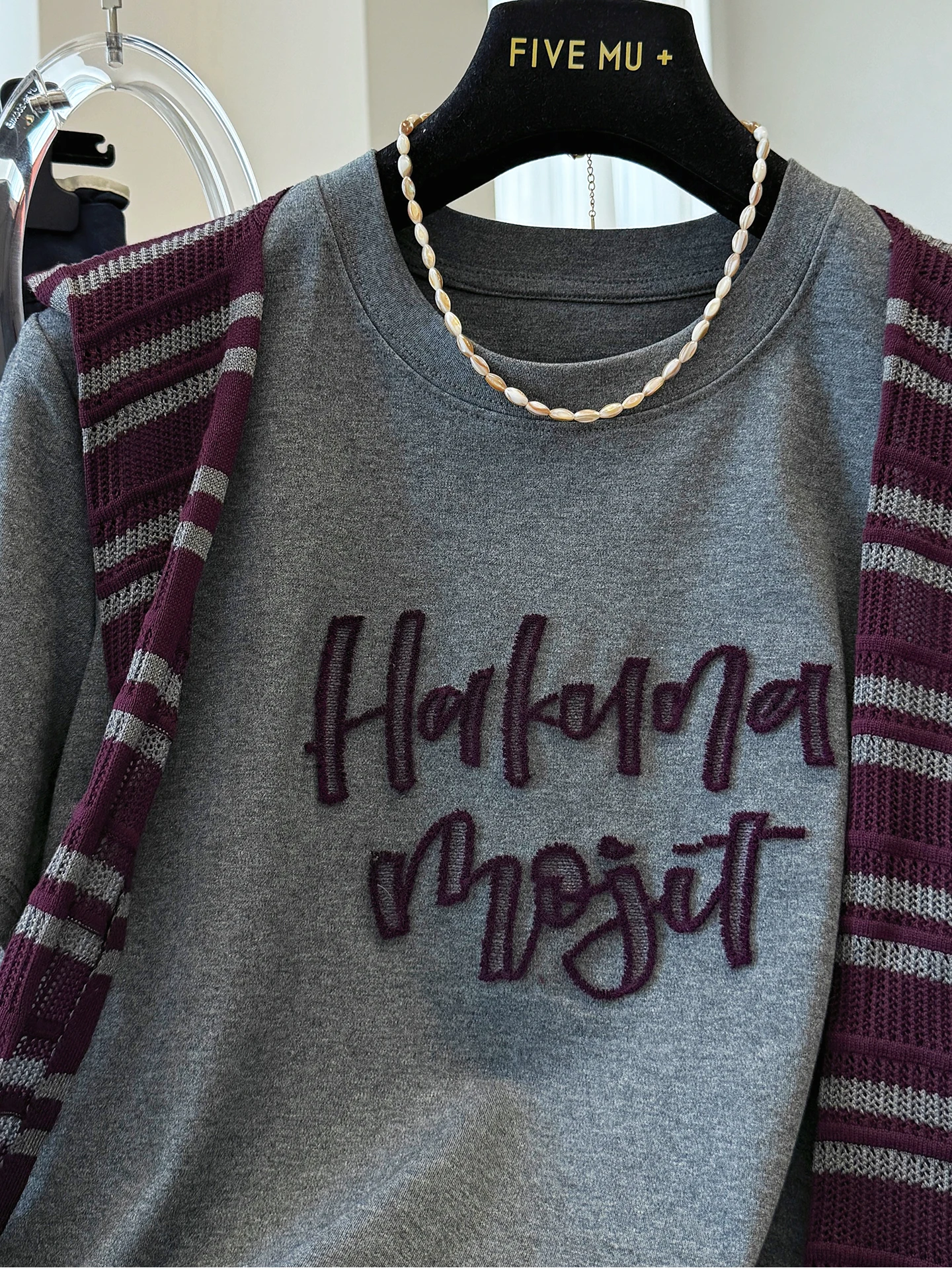 تي شيرت كوري كبير الحجم 300 بو مع وشاح وحروف مطرزة على الكتف للنساء في أوائل الخريف...