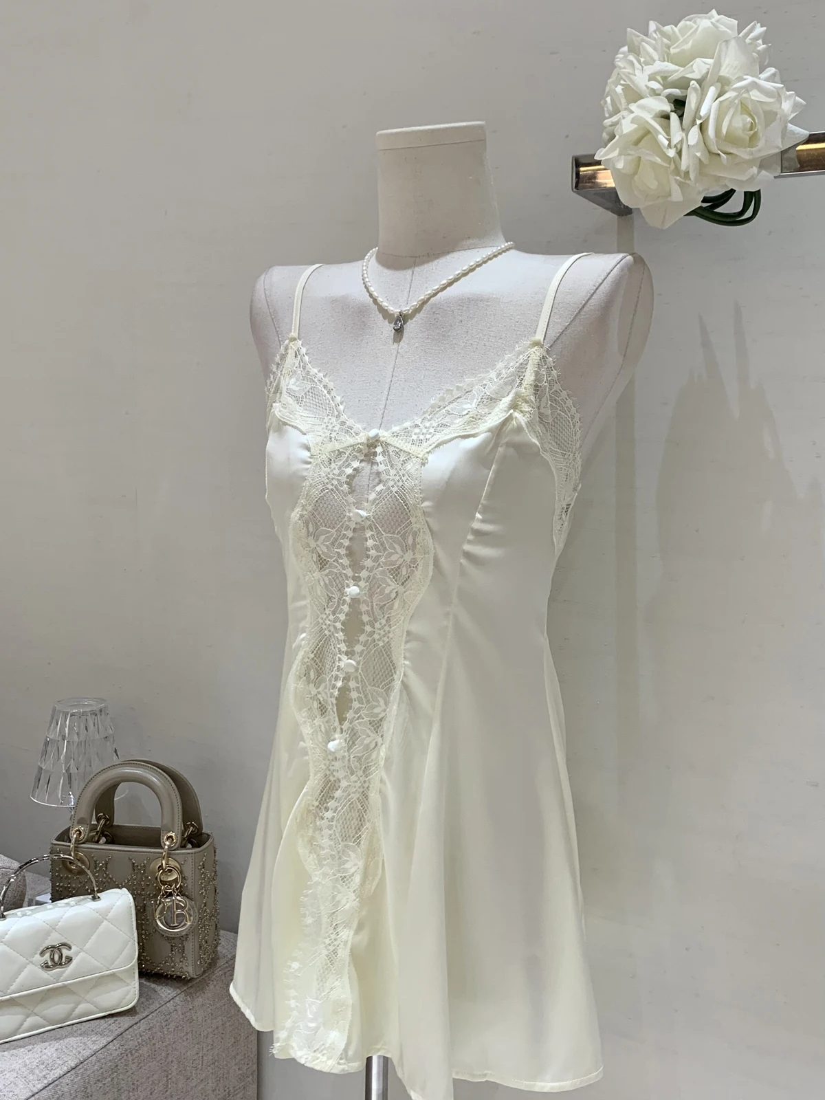 セクシーな純粋な欲望レースのネグリジェ女性のミッドスリーブ-v-ネックアイスシルクパジャマカジュアルホームレジャー夏薄い生地