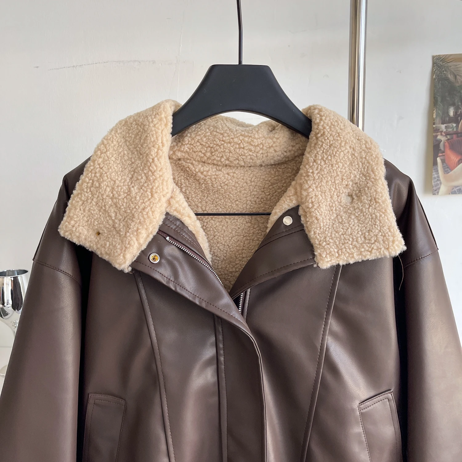 ラムレザージャケット女性の冬の新しいアメリカンスタイルハイストリートジッパーハイエンドコーヒーコートカジュアルルーズ高品質暖かいトップス