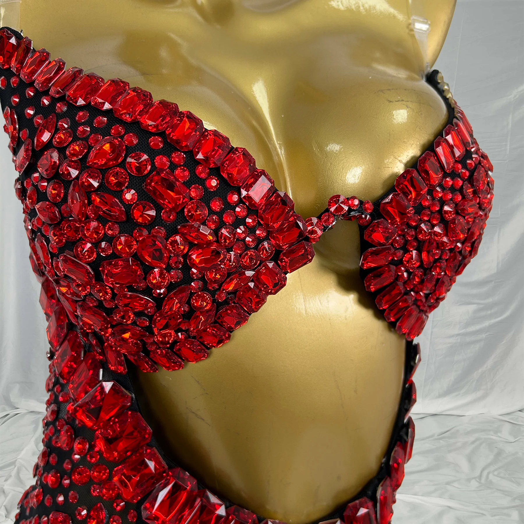 Abito lungo da ballo da sera scollato con strass rossi sexy Abito da donna aderente per laurea di matrimonio in cristallo femminile Abito da club per feste da donna