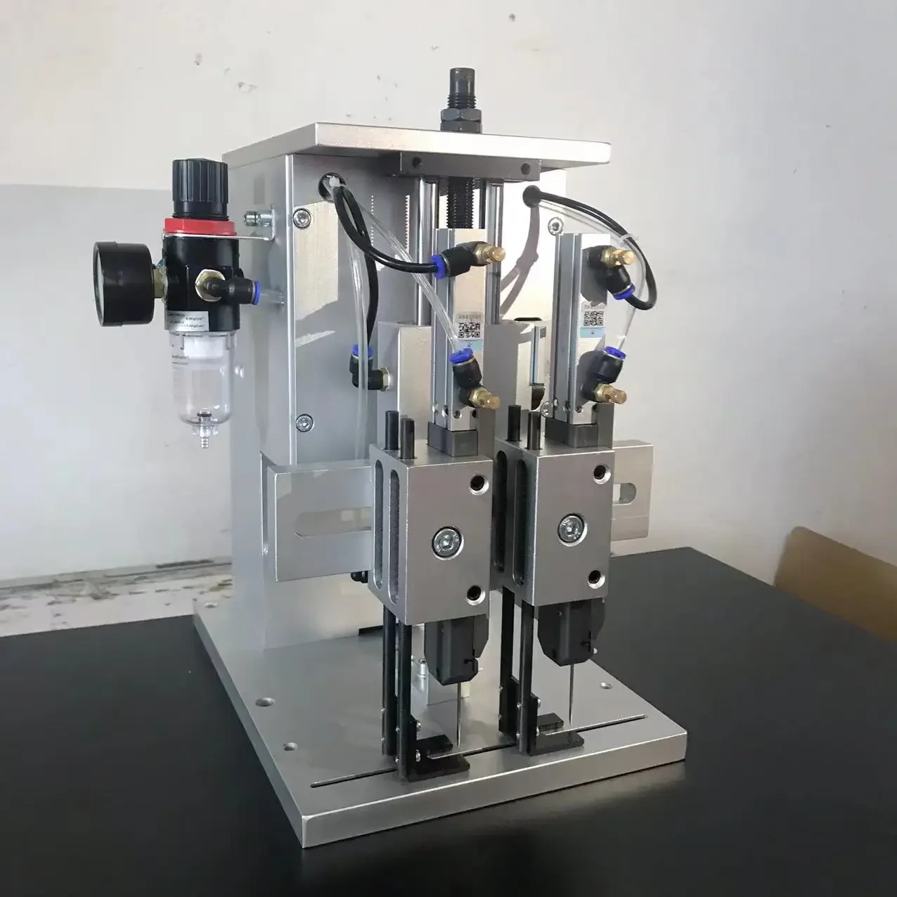 Automatic Pneumatic Tag Pin Machine for Socks, Steel Metal & Plastic Construction Tagging Machine for Garment Labeling