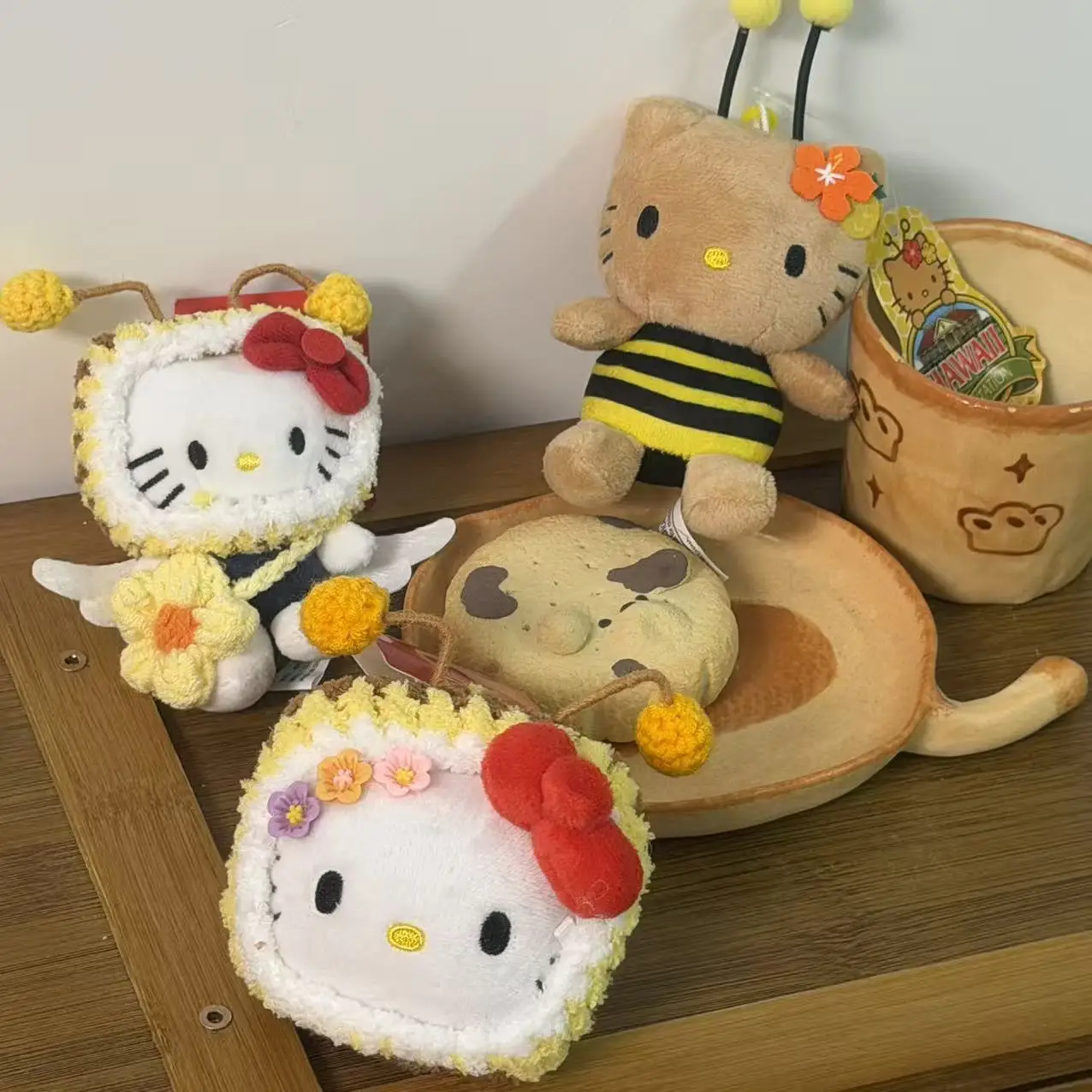 

Pineapple Garden Hello Kitty Keychain Bee Plush Toy Backpack Keychain Hawaiian Black Cat Bag Charm