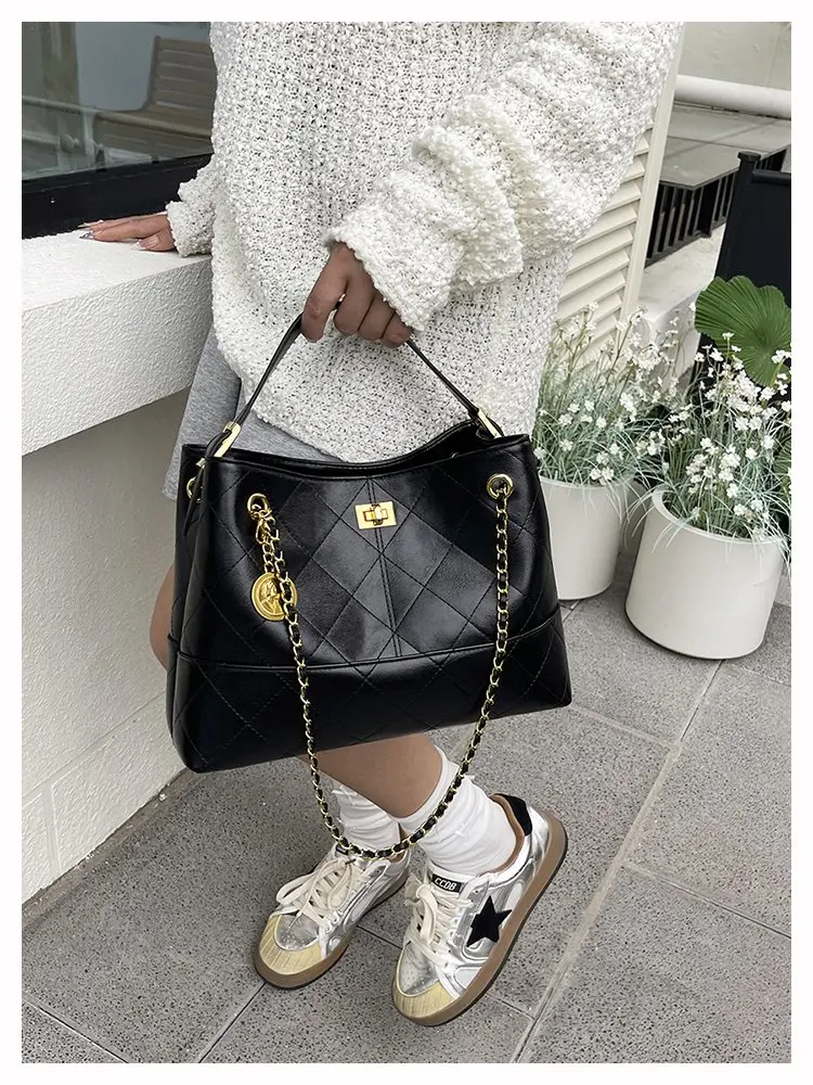 

Fashionable Ladies Messenger Bag Made Of Premium Leather Boasting Paris Casual Vintage Neat Daily Look​