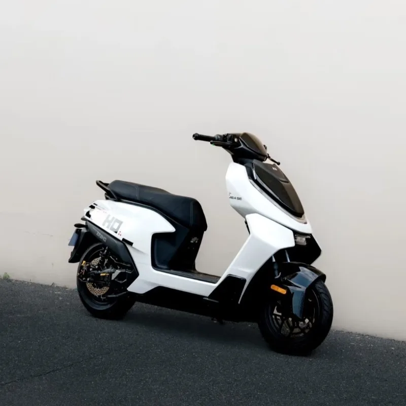 Long Range Electric Motorcycle 1600W Commuting Scooter with Front and Rear Disc Brakes Lead Acid Battery