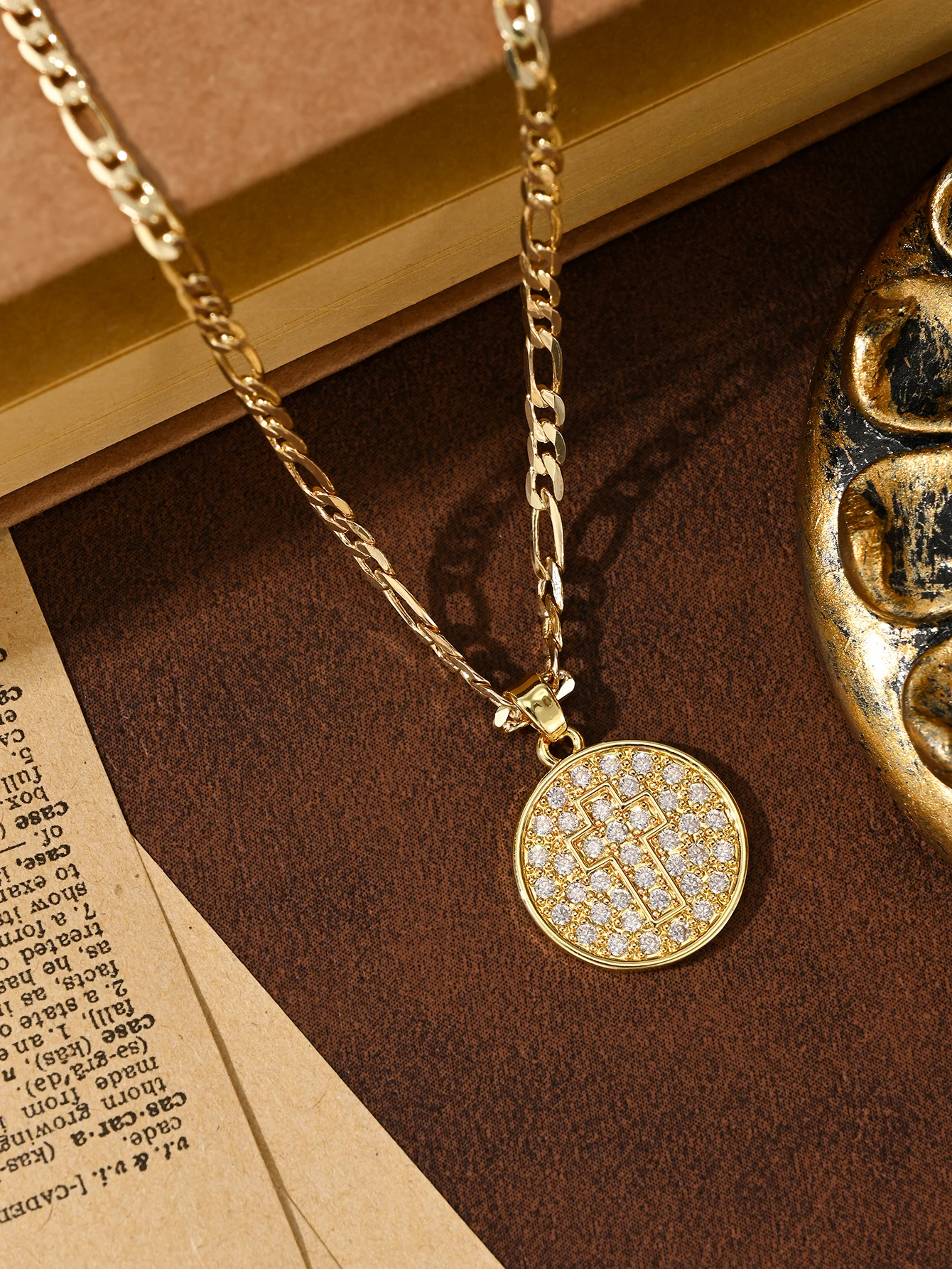 1Pc European and American Classic Religious Element Pendant Necklace for Men and Women, Made of 14K Gold-Plated Copper with Zircon Inlay, Suitable for Layering, Small Vintage Gold Circular Cross Guardian Amulet, Limited Edition Pendant Necklace, Paired with a 50cm Figaro Chain, Suitable for Christmas/Thanksgiving/Halloween/Mother's Day/Valentine's Day, Gifts for Couples/Friends/Fellow Catholics, First Communion, Gifts, Everyday Casual Wear, Prayer