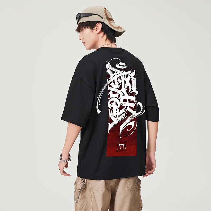 

Новая летняя минималистичная и универсальная нишевая футболка с принтом, модная свободная легкая дышащая повседневная мужская футболка с коротким рукавом