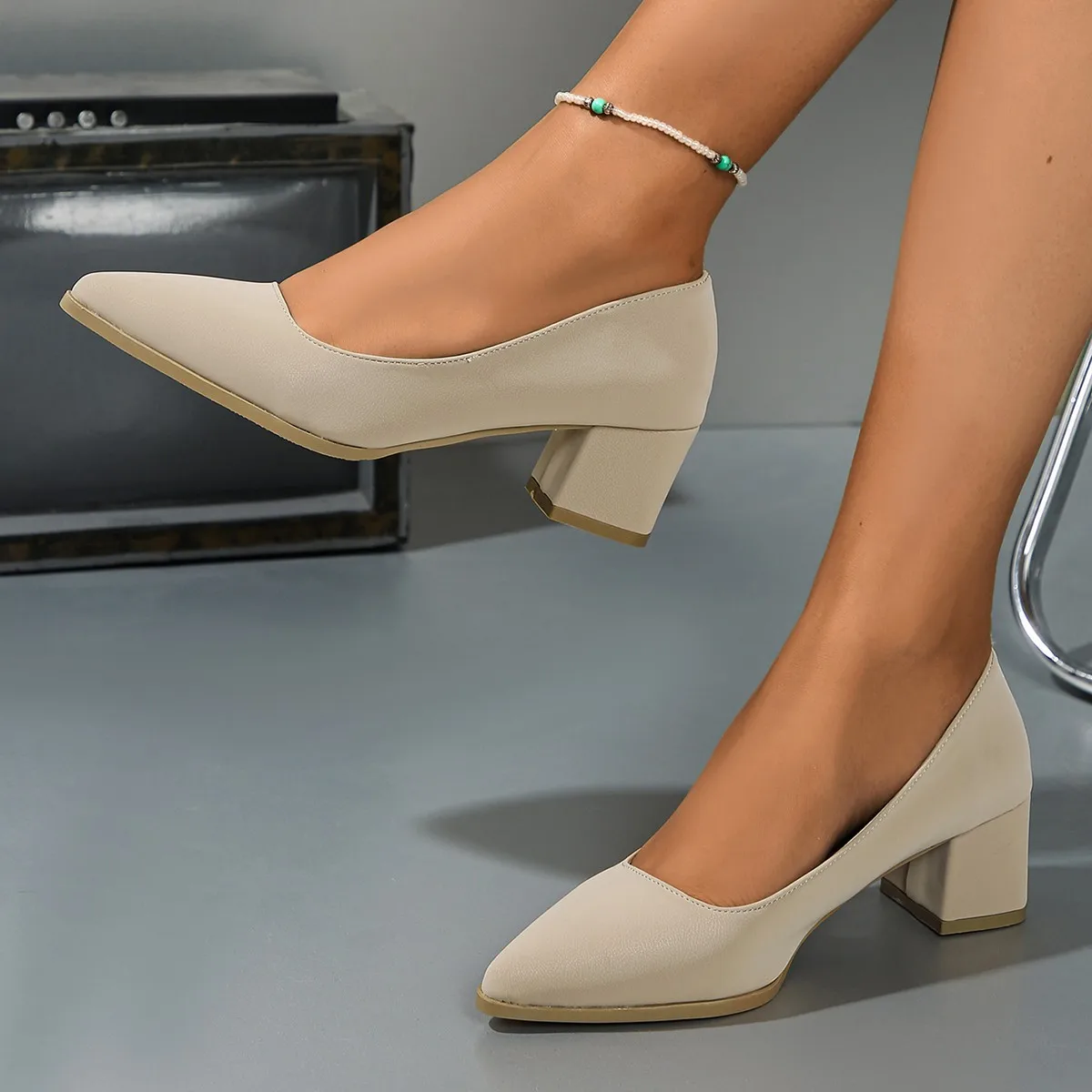 

Сексуальная женская обувь с острым носком на корнем каблуке 5 см, мягкие на ощупь толстые однотонные женские туфли без шнуровки на высоком каблуке с неглубоким носком, размер 34-43