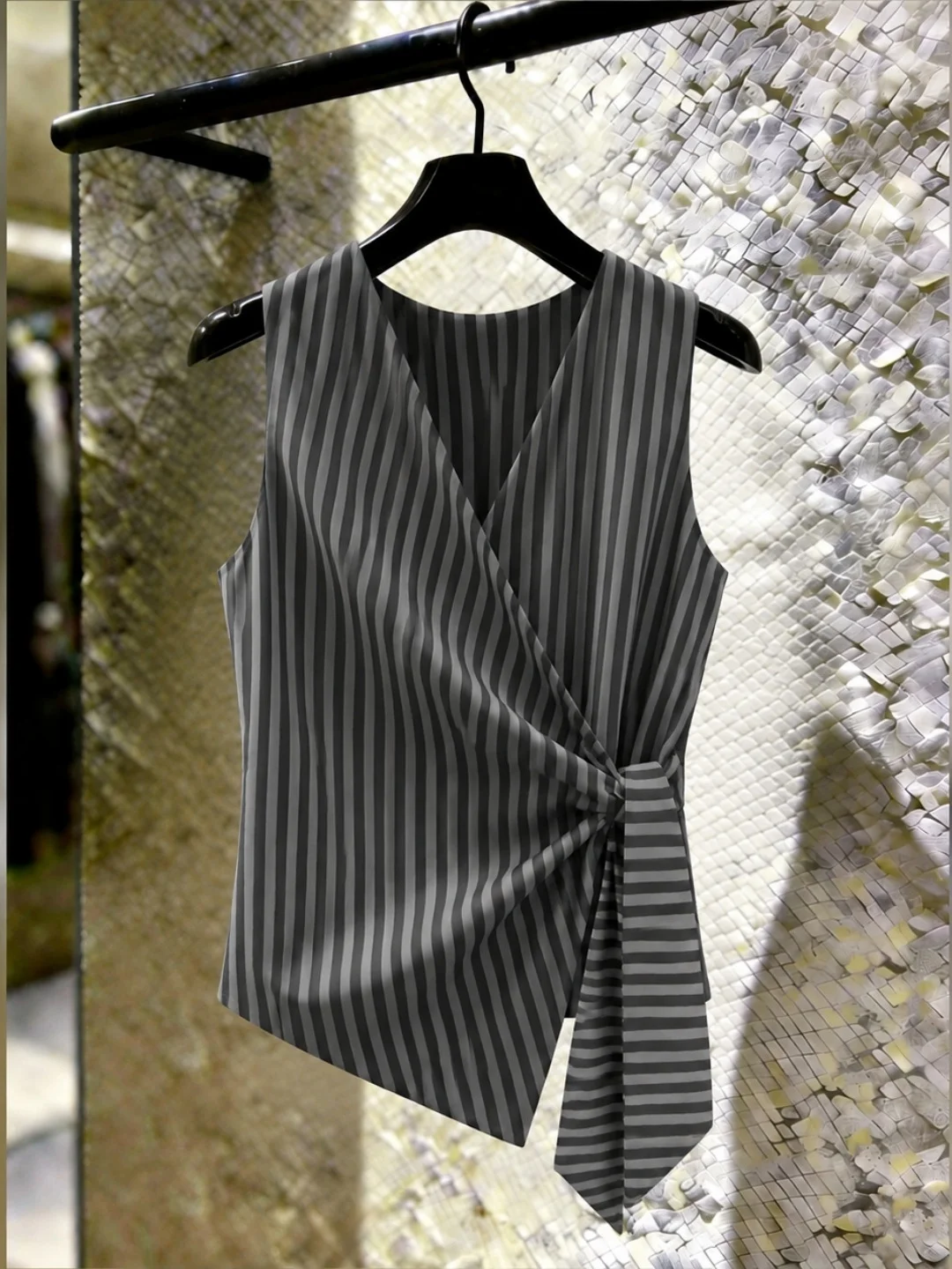 

Summer 2026 Women's Slim Fit V-Neck Sleeveless Vest Commute Striped Design Sense Fashion Trend Waist-Cinching Top Korean Style