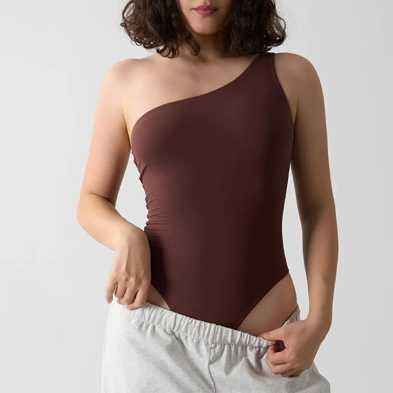 

Боди на одно плечо, высокоэластичное, с асимметричным вырезом, чувственное, тонкое, с высокой талией, весенний вариант.