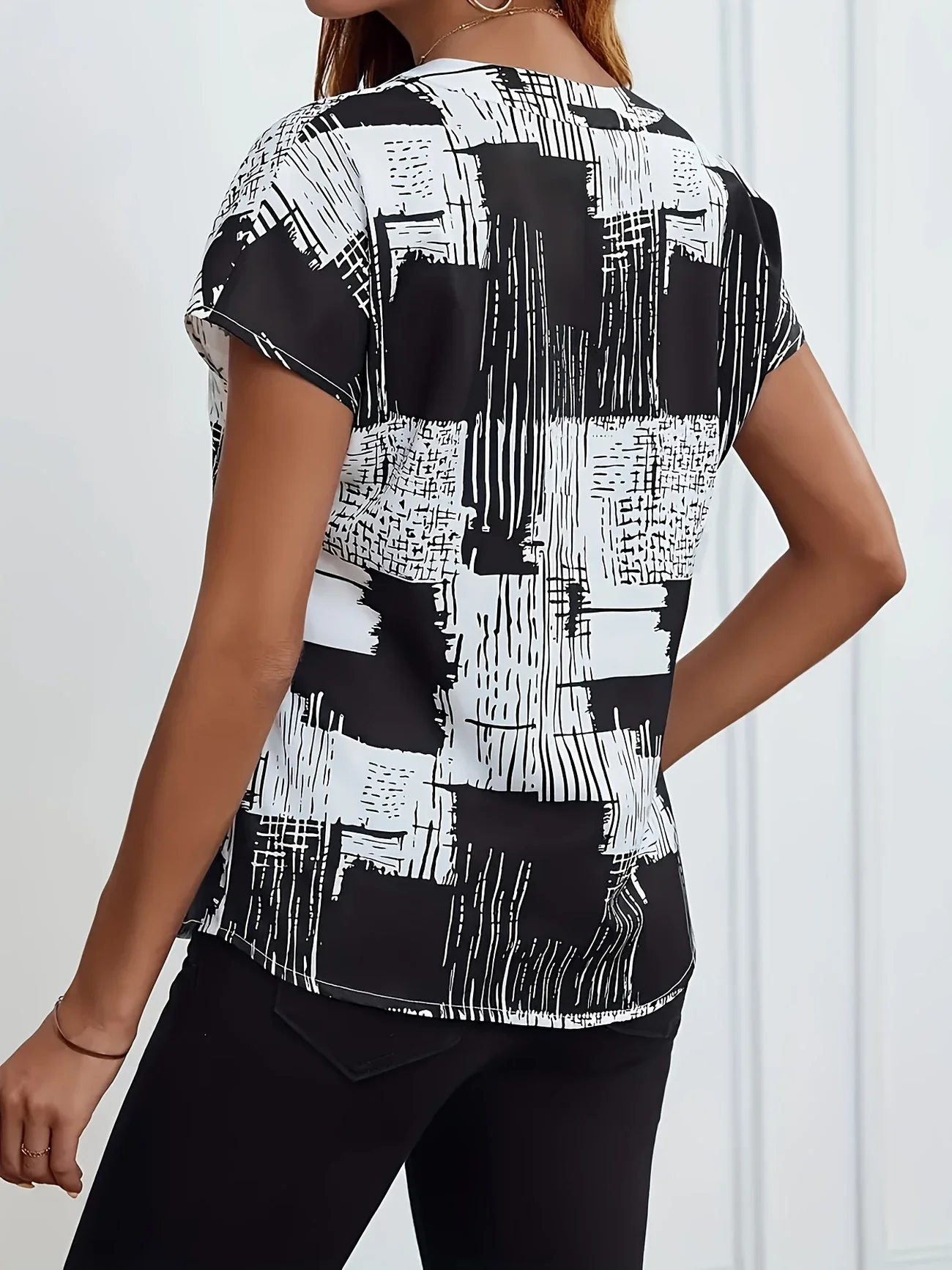 حجم كبير المرأة أنيقة أبيض وأسود هندسية طباعة قميص المرأة الربيع/الصيف بلوزة قماش غير قابلة للتمدد