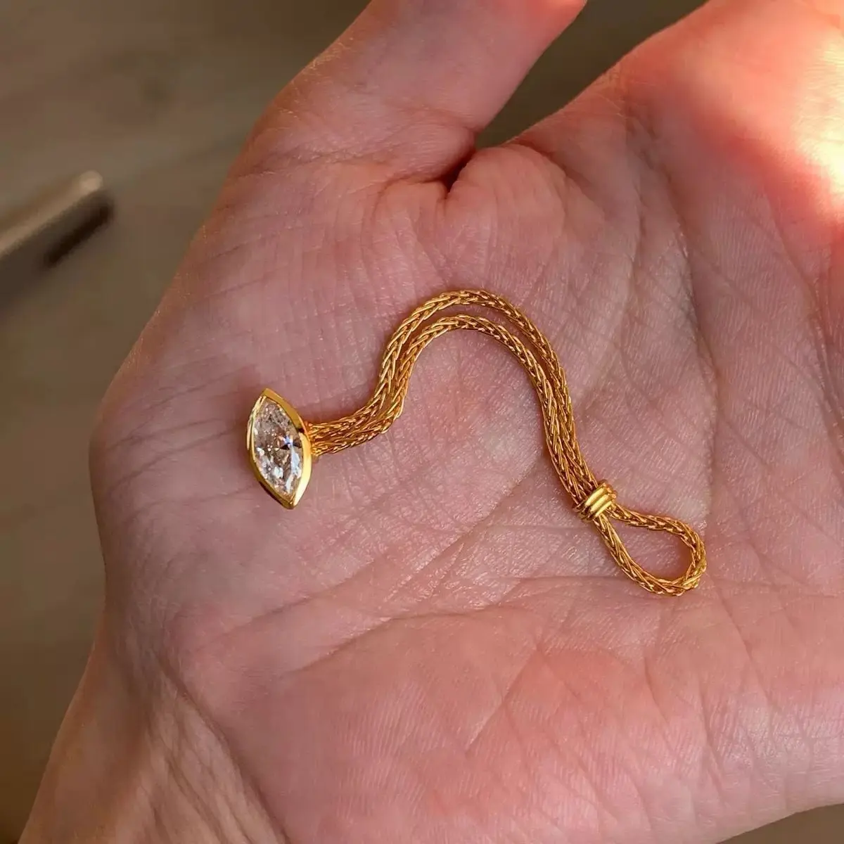 

Новое женское кольцо с цирконом в форме конского глаза, простое и универсальное, из мягкого золотистого сплава, на указательный палец.