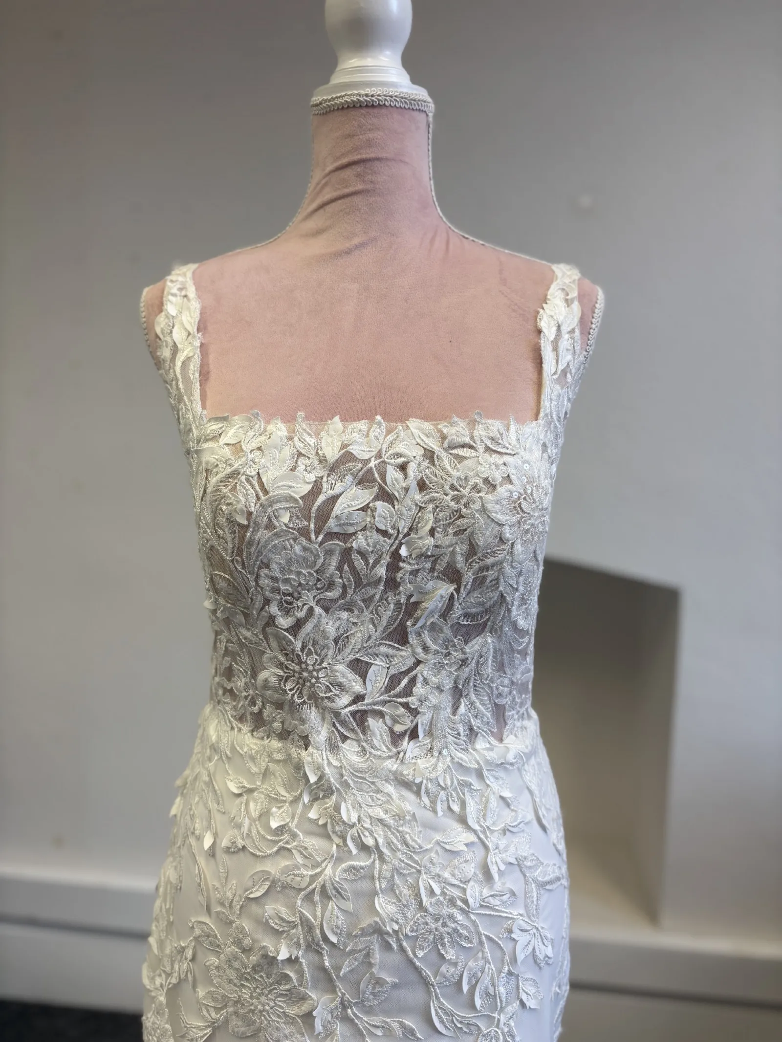 Suknie ślubne damskie na zamówienie, białe, eleganckie, romantyczne, model 2026, z kwadratowym dekoltem, aplikacjami, koronkowym tyłem i odkrytymi plecami.