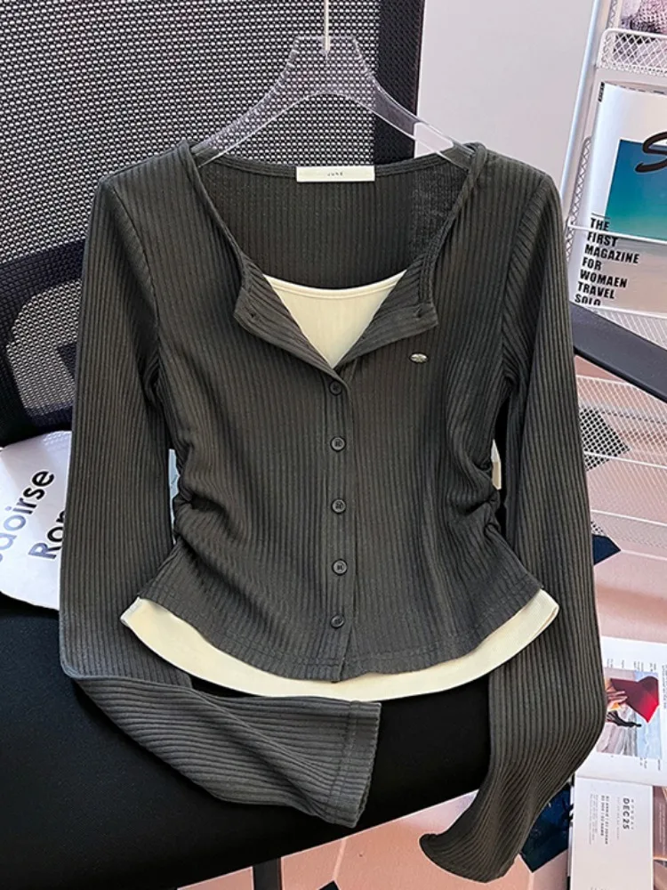 تي شيرت نسائي على الطراز الكوري بتصميم ضيق وأكمام طويلة وياقة على شكل V مع تصميم قطعتين وهمي أنيق للارتداء اليومي