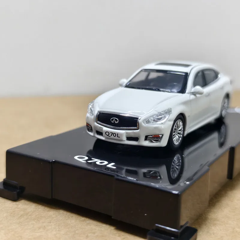 New 1:64 Infinitis Q70 Coupe Alloy Luxy Car Model Diecasts Metal Vehicles Car Model Miniature Scale Simulation Collection Gifts