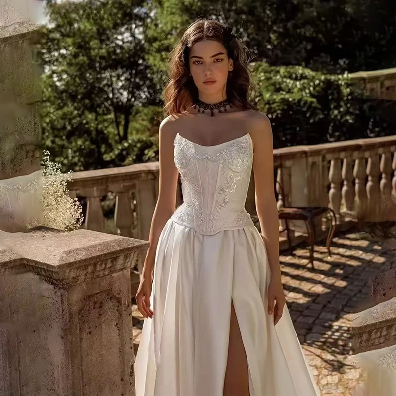 우아한 새틴 웨딩 드레스 A라인 사이드 슬릿 비딩 스트랩리스 레이스 플리츠 신부 프롬 가운 2025 맞춤형 웨딩 드레스