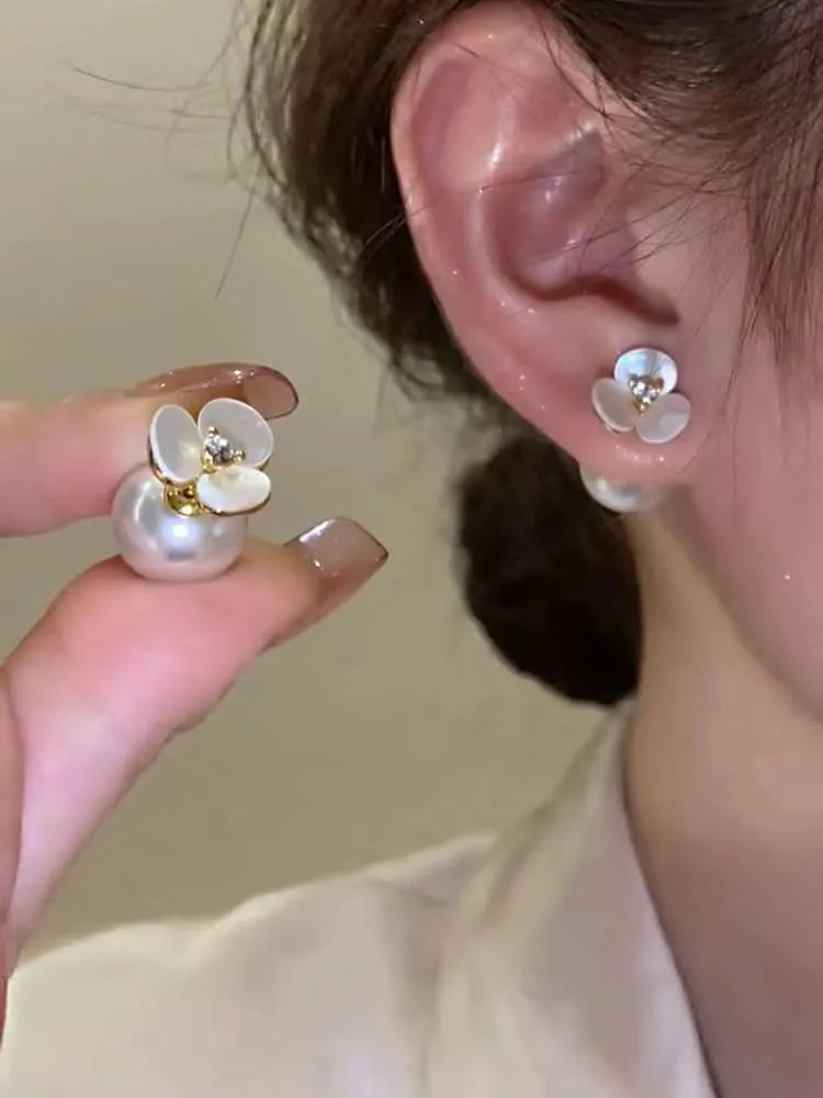 Wearing shell flower pearl earrings before and after temperament, with a niche design and exquisite high-end earrings