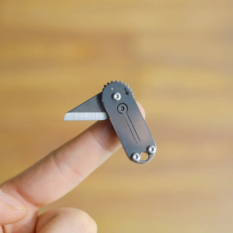 Cuchillo de bolsillo con rueda de espina, Mini cuchillo de bolsillo plegable portátil de acero inoxidable, paquetes de desembalaje, llavero con caja abierta para colgar