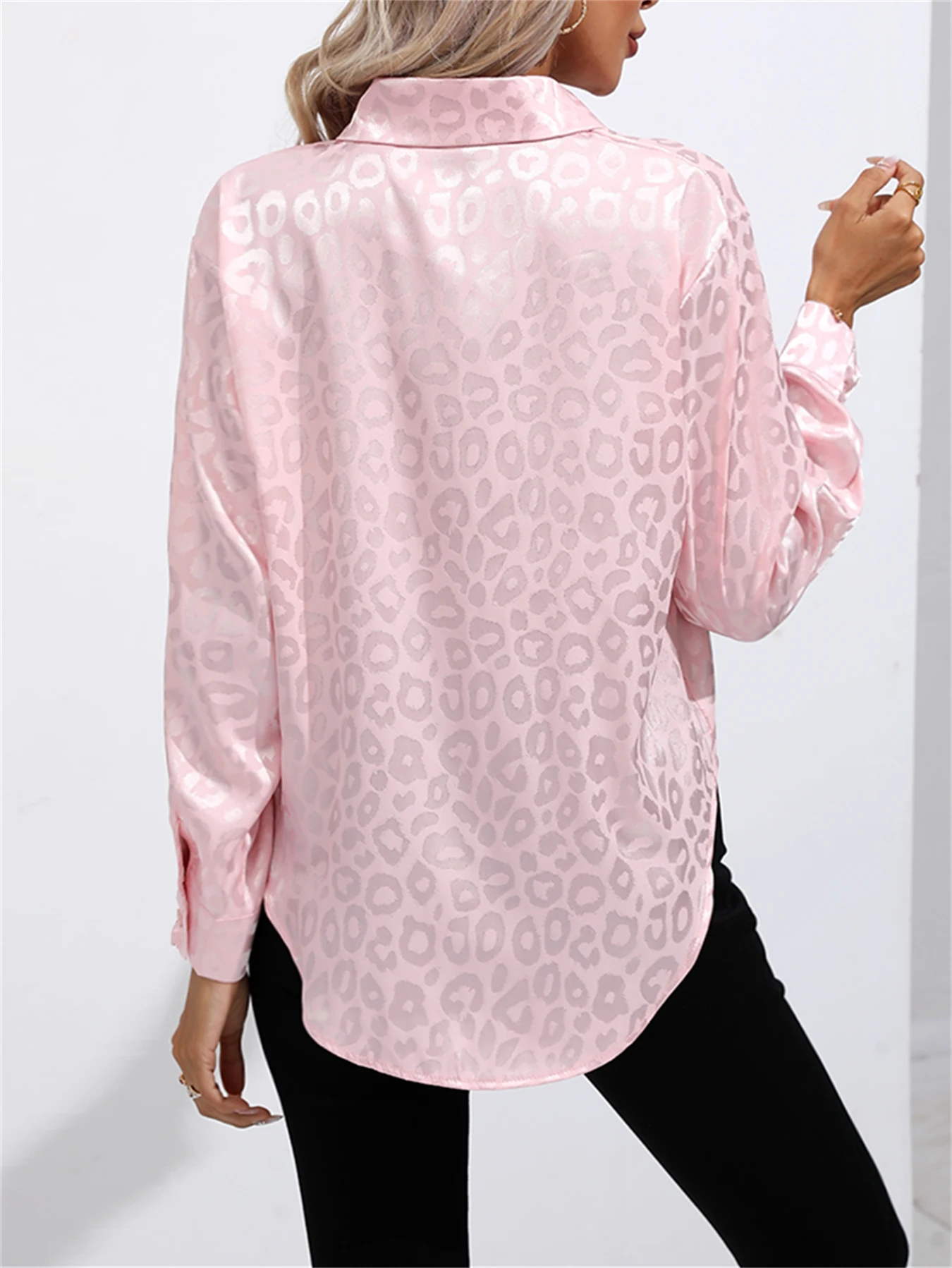 Elegante camicia leopardata a maniche lunghe con bottoni sul davanti con colletto a risvolto per camicetta in raso da donna