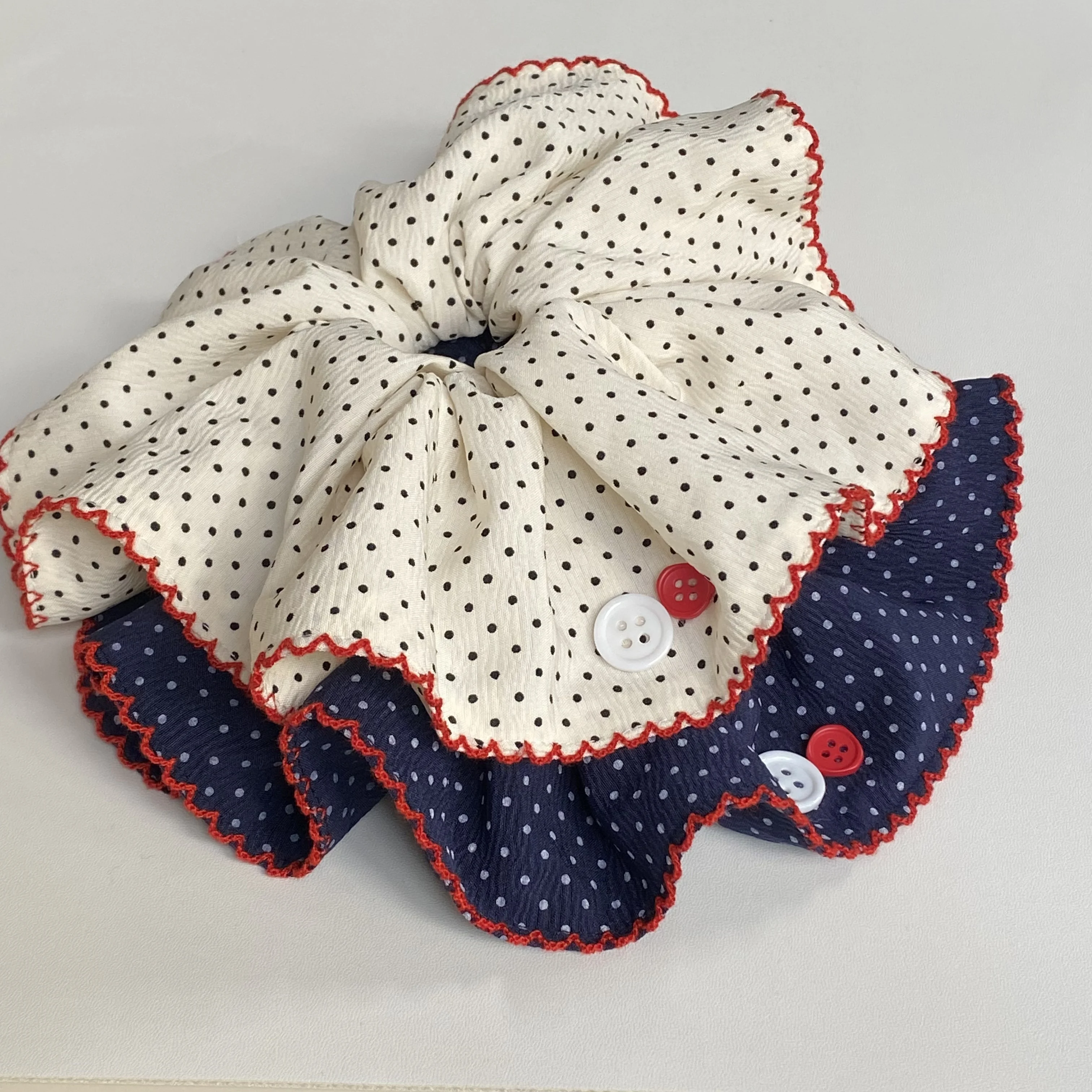 1-teiliges Haargummis-Set mit gepunkteten Rüschen, cremefarbene und marineblaue Haargummis mit Knopfdekor, süßer Haarschmuck für Frauen