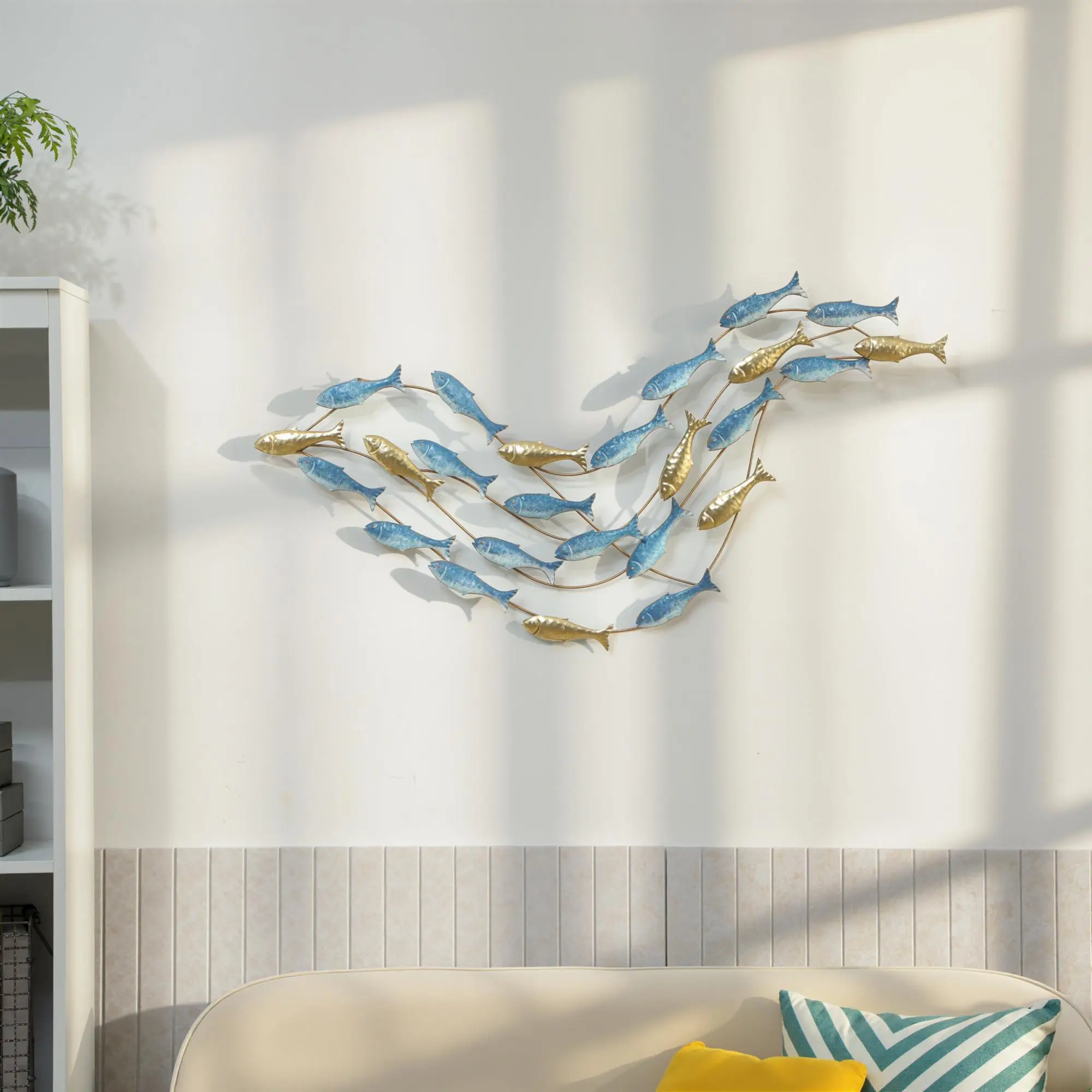 Moderne Metall‑Wanddekoration, Metall‑Wandskulptur mit einzigartigem Fisch‑Motiv, 100 x 50 cm, hellblau