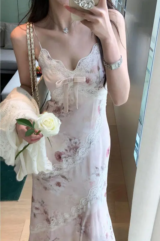 ฤดูร้อนหวานและเซ็กซี่Bodyconชุดลูกไม้สําหรับผู้หญิงVคอไม่สมมาตรHem Slim Fitสปาเก็ตตี้ชุดชาY2Kสาวร้อนสไตล์