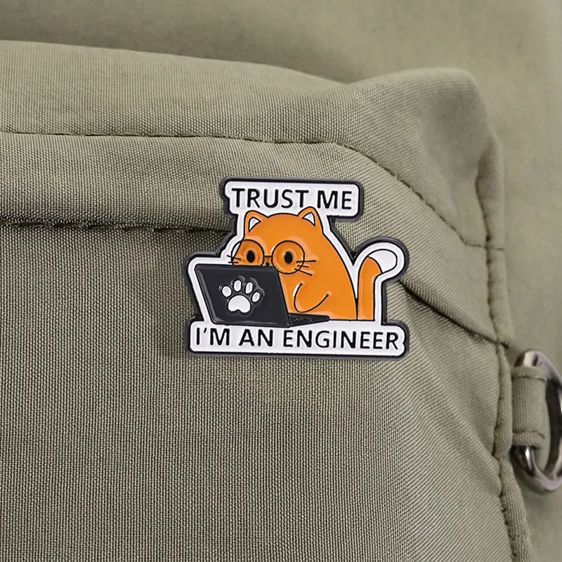 Vertrauen Sie mir, ich bin Ingenieur - Katzen-Emaille-Pin, arbeitende orange Katze mit Brille, Brosche, Rucksack-Anstecknadel, Schmuckgeschenk für Freunde – Detail 9