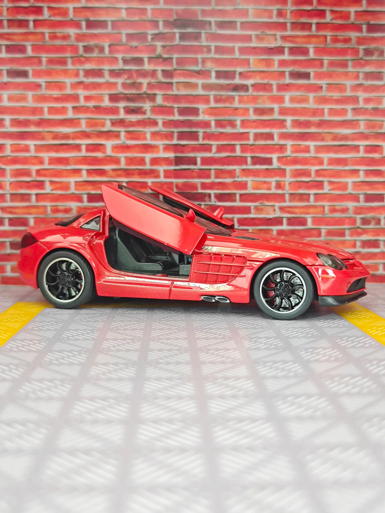 1:32 Mercedes Benz SLR modelo de coche de aleación ornamento, puertas y capó de motor, el maletero se puede abrir, regalo de coche de juguete para niños