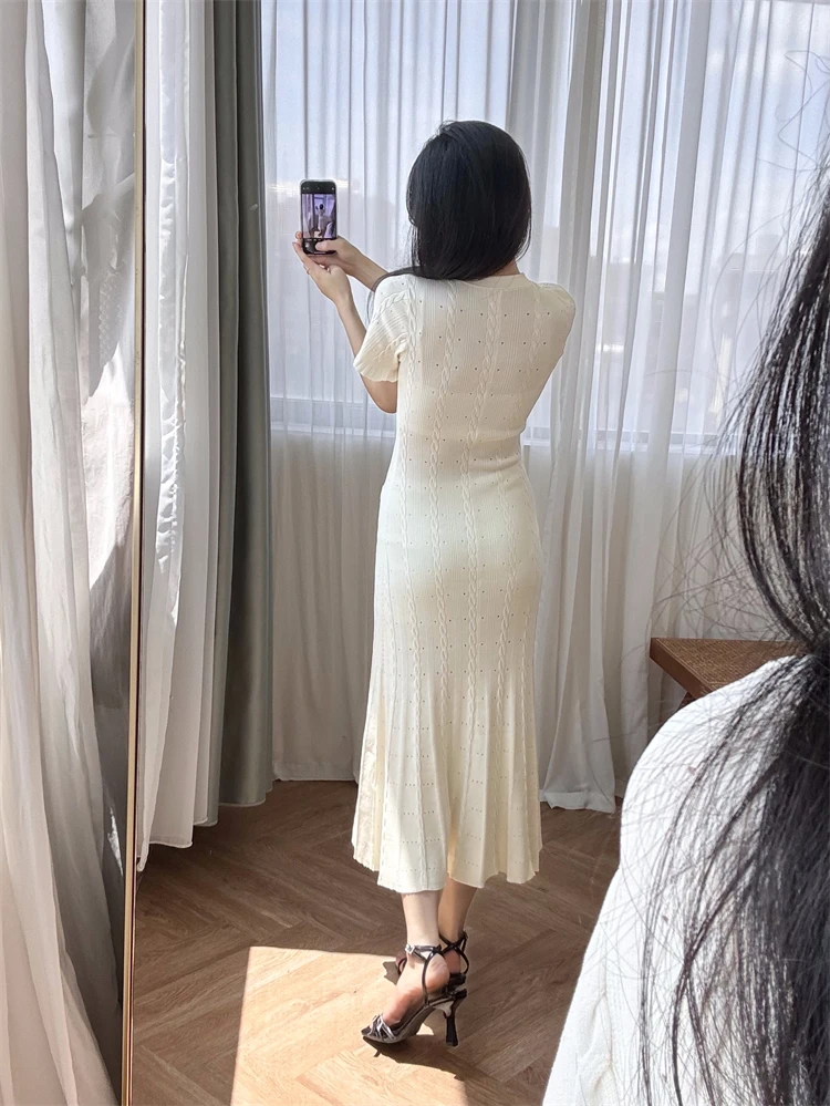 Long knitted dress with beige wood ear edge and short sleeves, French slim fit for women to wear with a graceful figure, S home