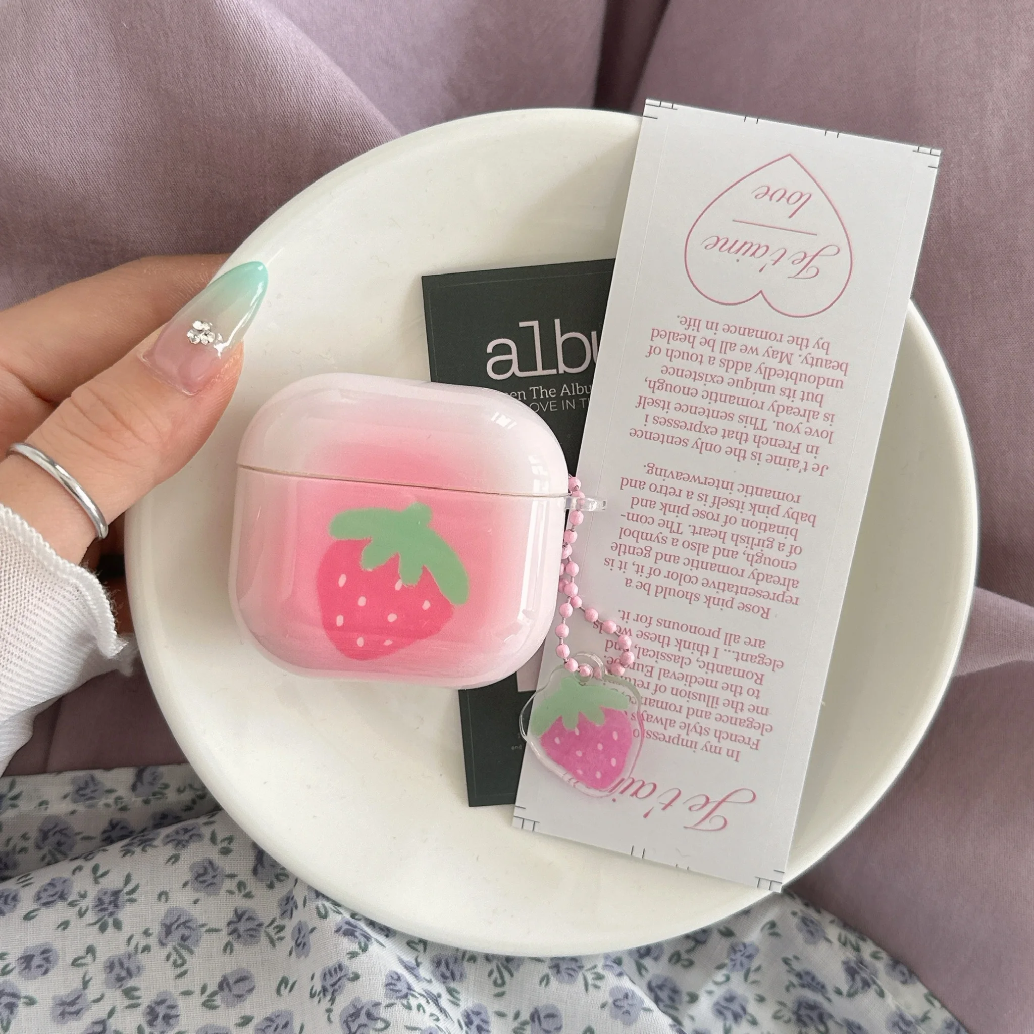 حافظة الفراولة الوردية مناسبة لسماعات AirPods 1/2/3/4 & Pro/Pro 2 - حافظة واقية لسماعات الأذن مضادة للانزلاق والصدمات، هدية عيد الميلاد، عيد الأم، للأصدقاء أو العائلة أو الزملاء!