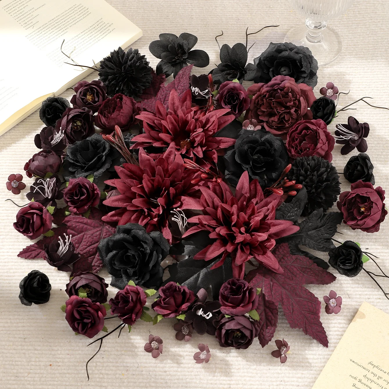 20/25/50 Stück Burgunderrote und Schwarze Künstliche Blumenköpfe aus Seide für Halloween-Dekoration, Dunkle DIY-Kränze, Girlanden und Bastelzubehör – Detail 4
