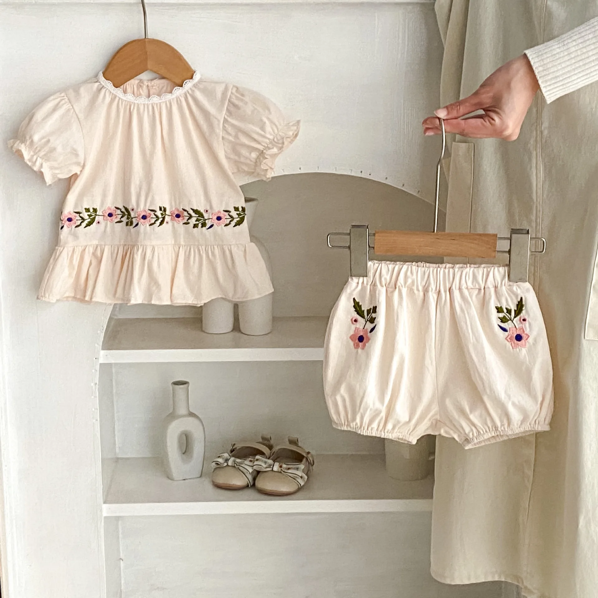 Summer New Baby Girl Fashion Small Fresh Flower Embroidered Round Neck Short sleeved Top+Loose Shorts 2-piece Set