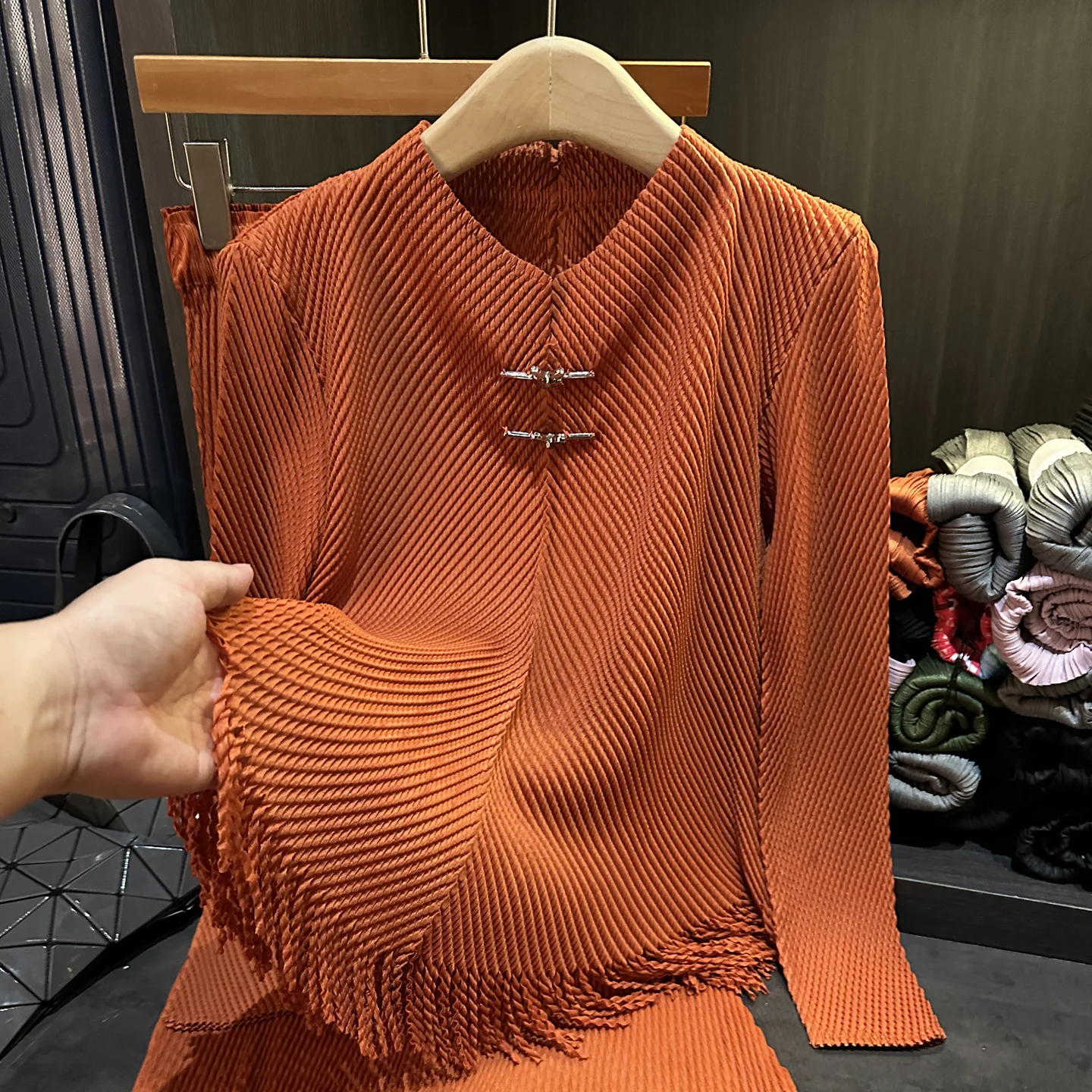 

Miyake Pleated 2025 Spring New Dragon Scale Pleated Simple Fashion Suit Female Stand-up Collar Blouse Half Skirt Two-piece Set