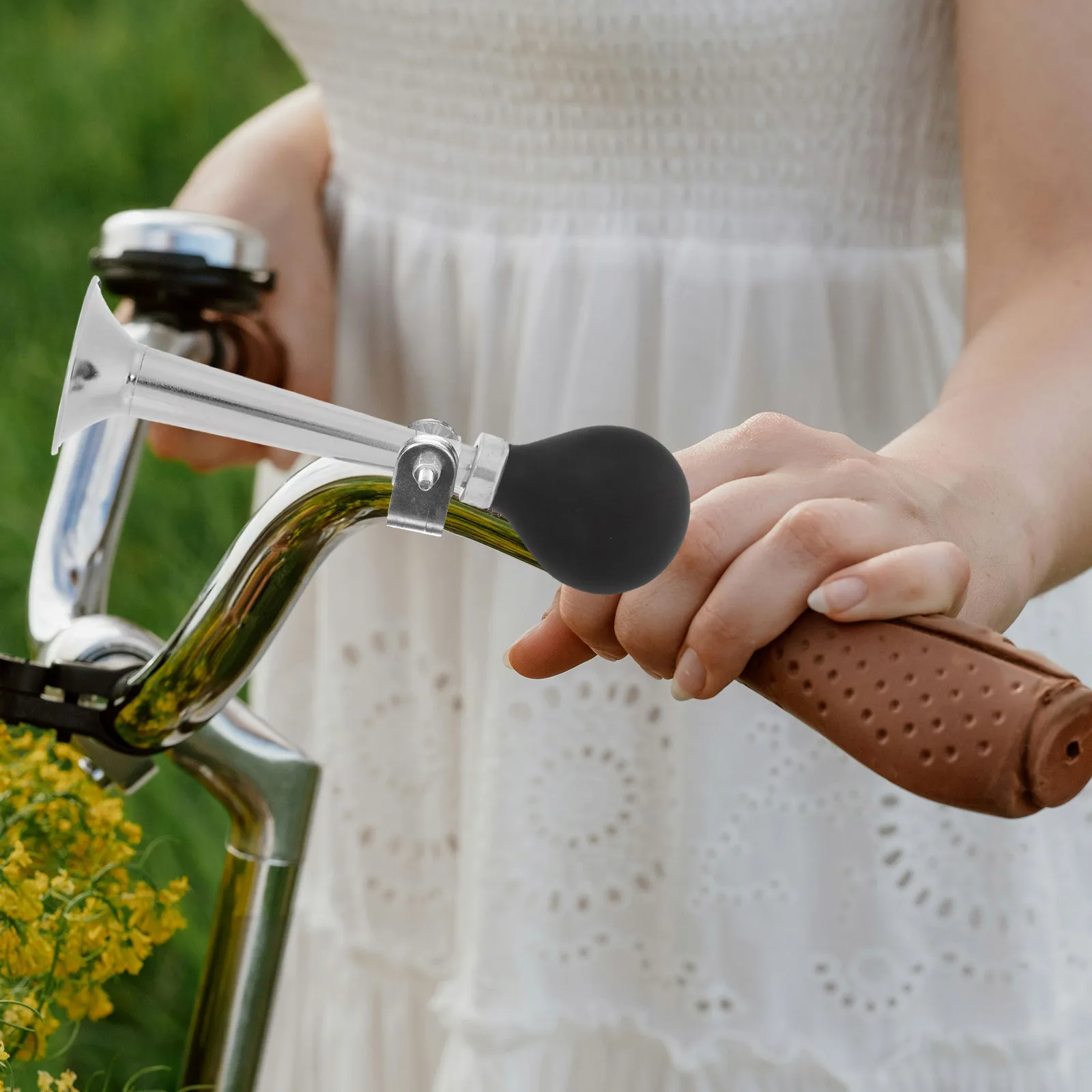 

Bicycle Horn Loud Air Horn for Mountain Bikes Universal Fit Compact Design for Safe Riding and Traffic Warning