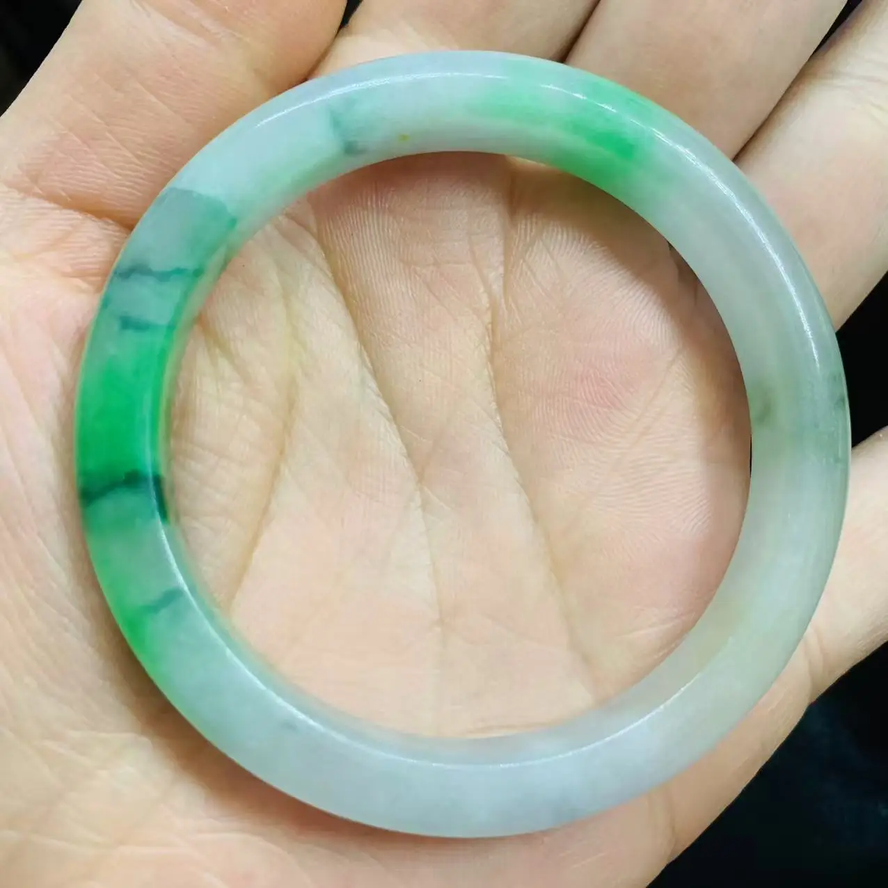 

Realistic shooting of light green flower 50.5mm jade bracelet