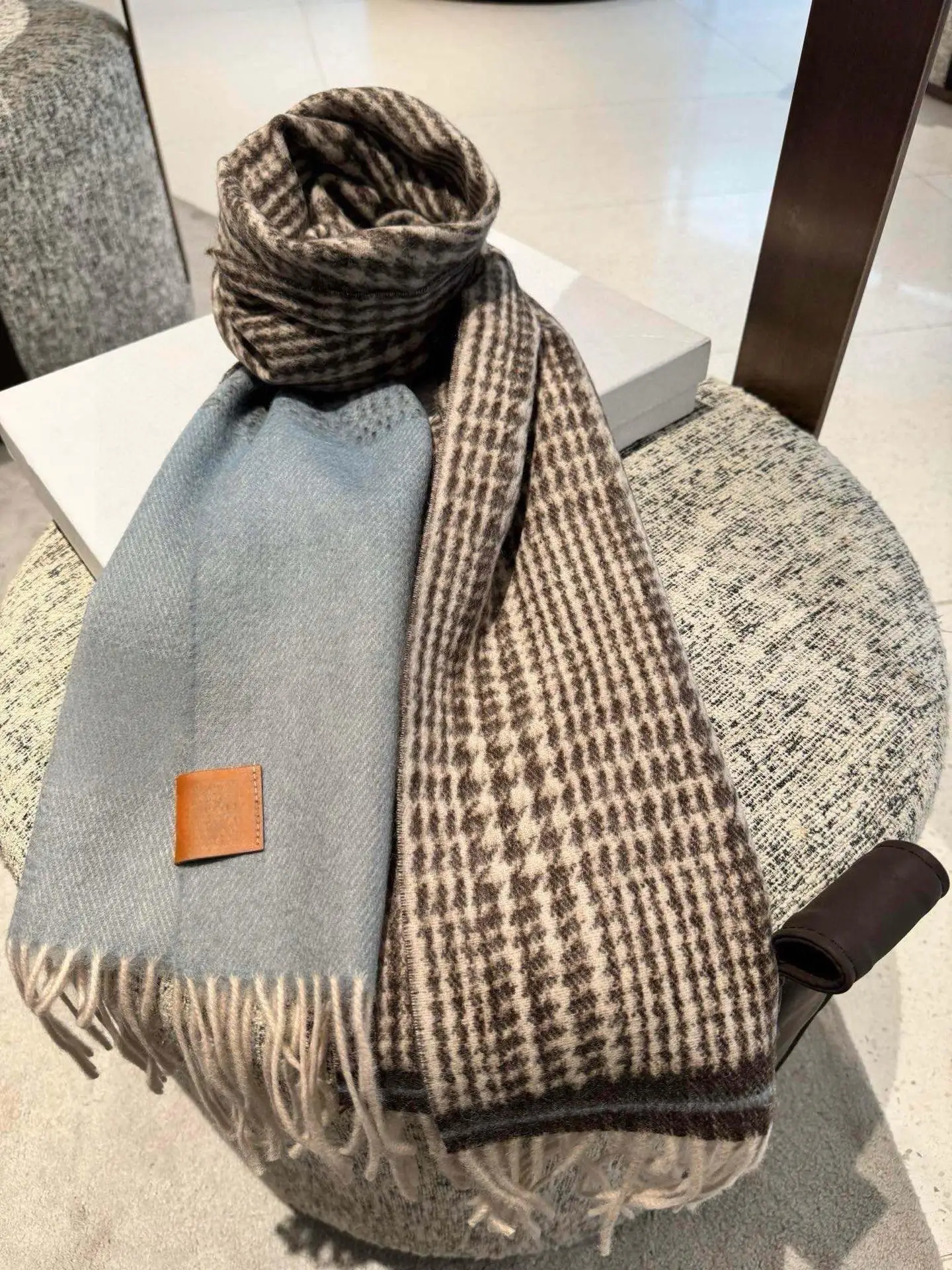 

Высококачественная шерстяная шаль ручной работы. Теплый зимний подарок. Шарф люксового бренда. Стильный и универсальный женский шарф из 100% чистого кашемира.