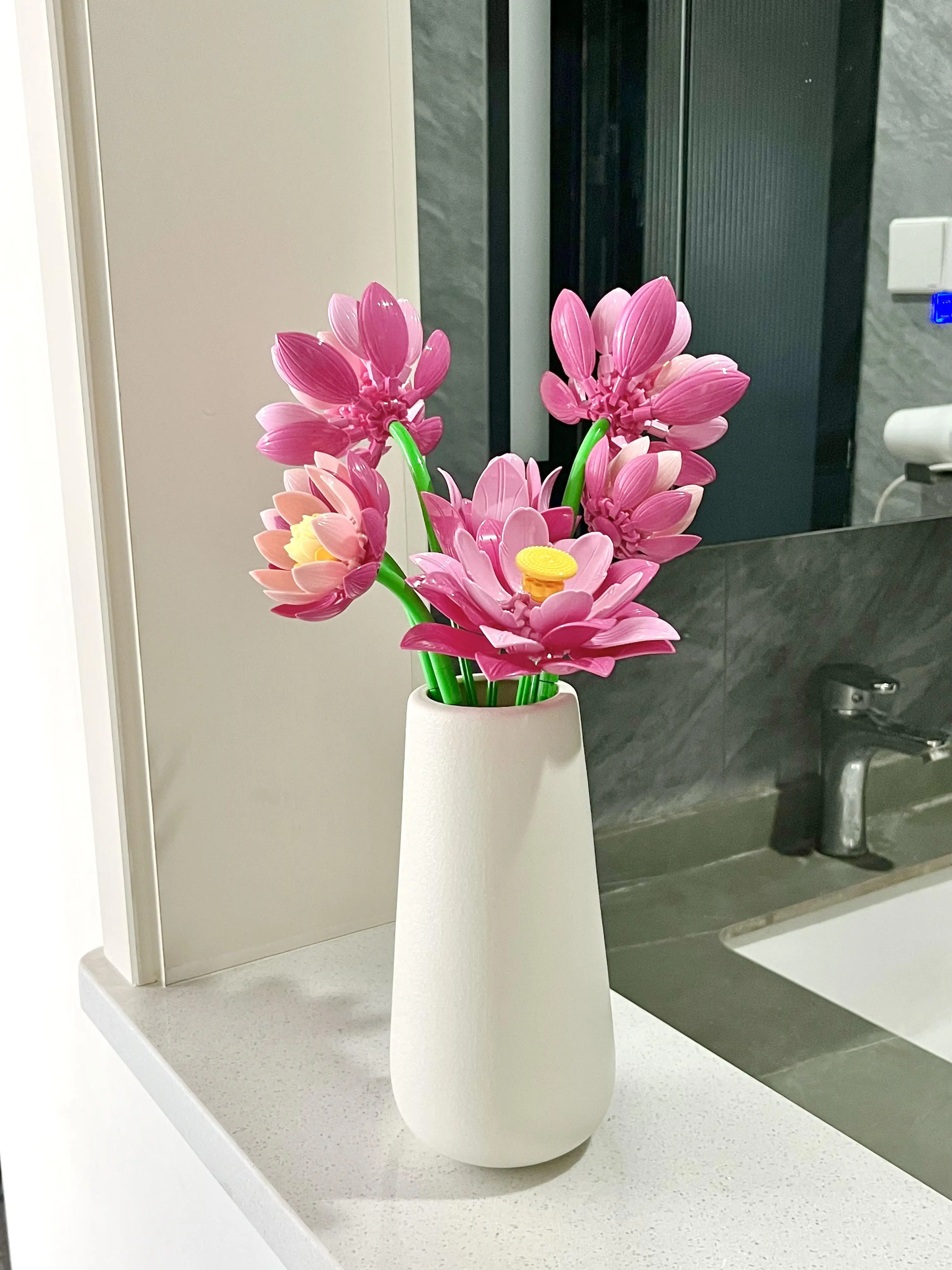 

Pink Lotus Building Block Bouquet Set, Creative Water Lily Bouquet Assembly Model, Realistic Plant Model, Home/Office Decoration, Exclusive Gift for Plant Enthusiasts, Creative Gift for Best Friend/Girlfriend