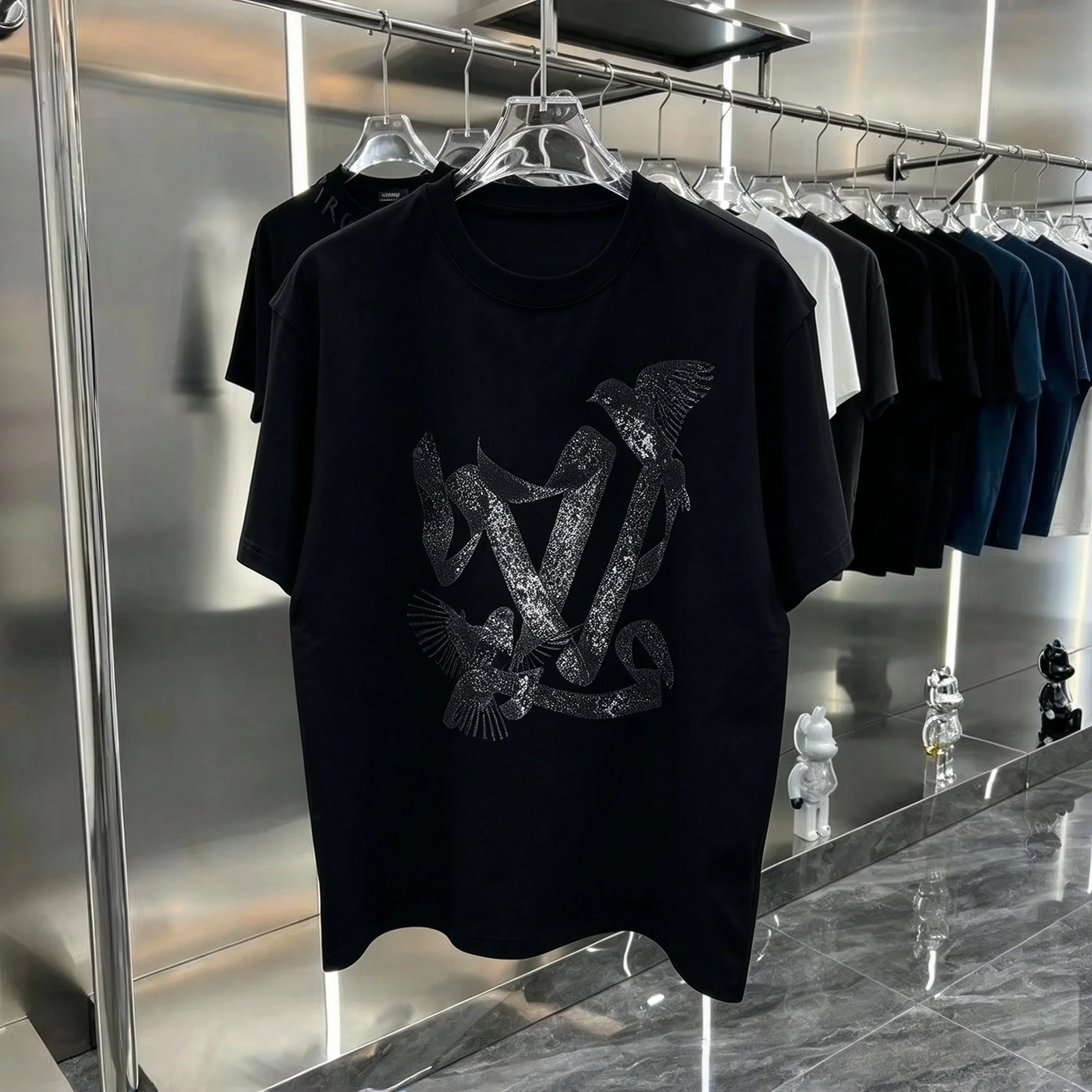 2026A brand of the latest trend, featuring the sketching pattern of the peace dove, with a round neck and short sleeves.