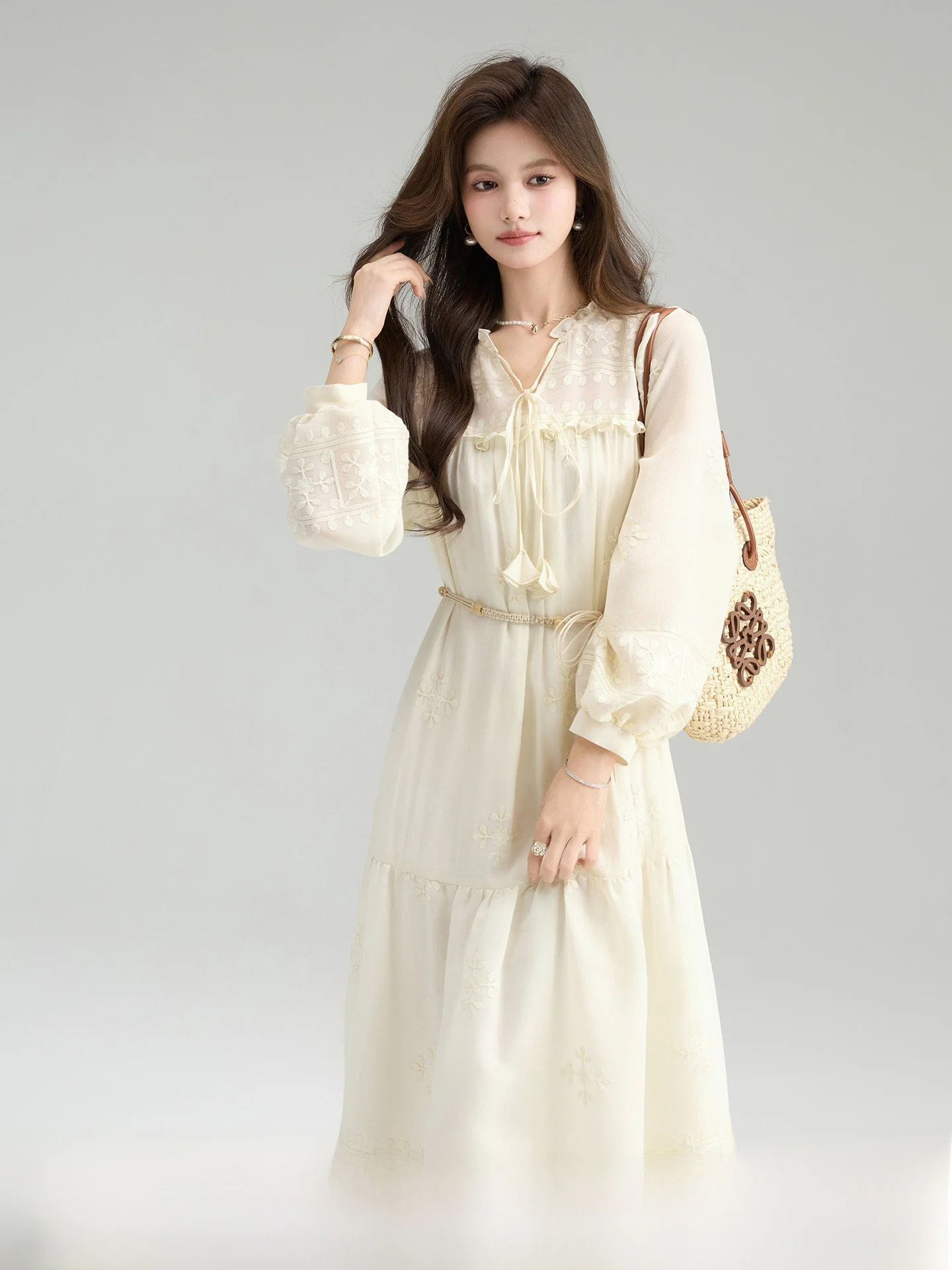 

Весенняя коллекция: Платье А-силуэта средней длины с V-образным вырезом, длинными рукавами, высокой талией, в нежном стиле, для женщин, дизайн-сенсация, идеально для чаепития.