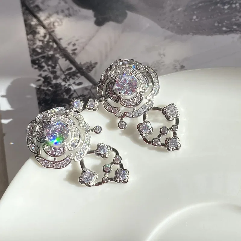 

MDL Moissanite Styl.Wave сверкающие серьги с камелией, женские нишевые серьги с позолотой 18 карат, миметические серьги Pinto Rose Seiko