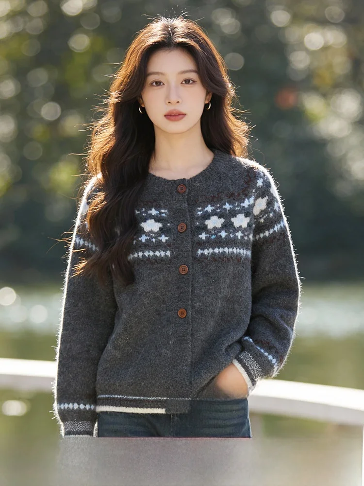 

Вязаный свитер больших размеров с винтажной вышивкой Fair Isle, свободный крой, стройнящий силуэт, весна 2026, для повседневной носки, хлопковый, с длинными рукавами