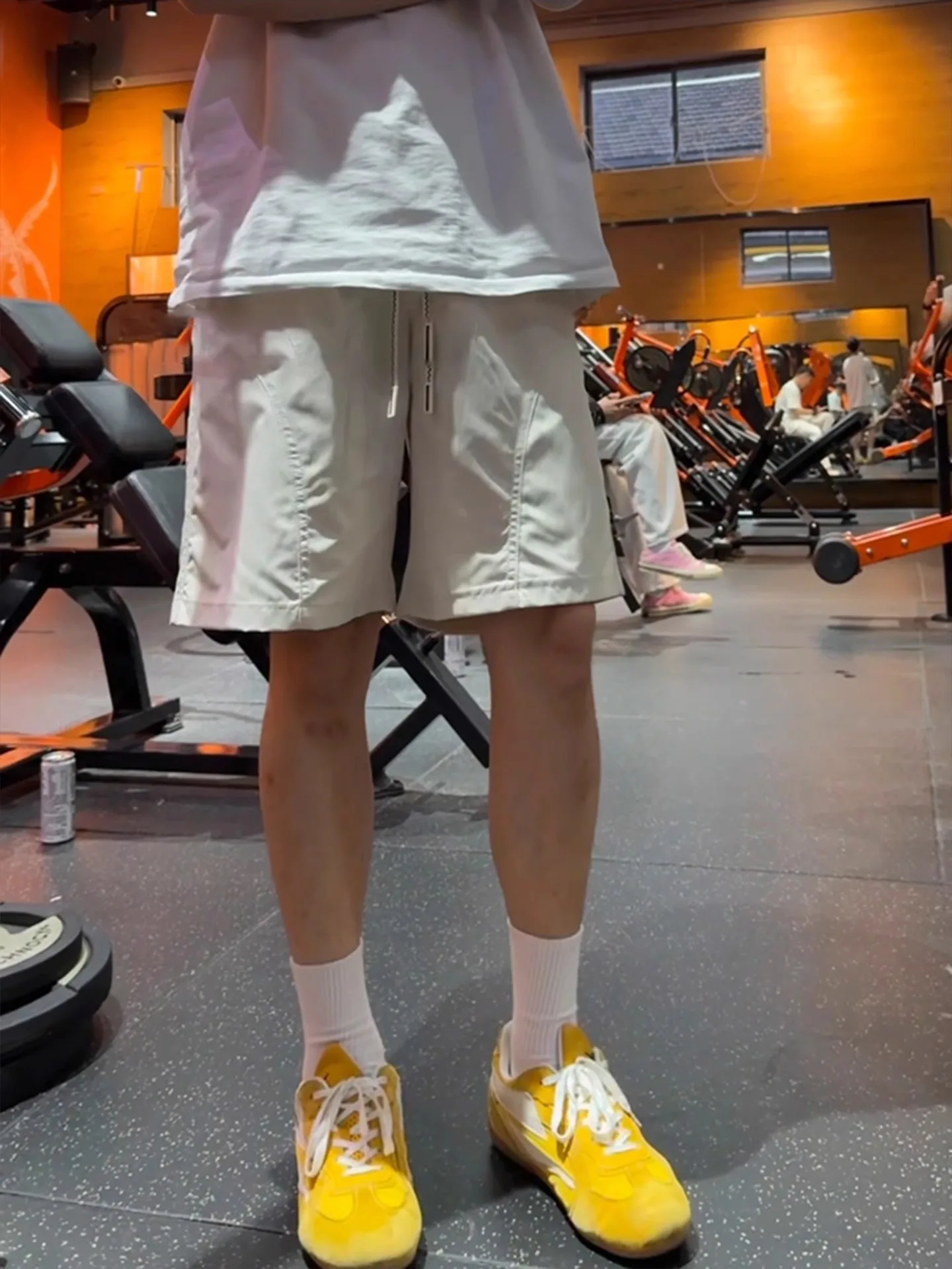 

Qui Dry Ice Silk orts Мужские летние тонкие американские спортивные брюки с наклонным вырезом, пять деталей, уличные дышащие пляжные брюки