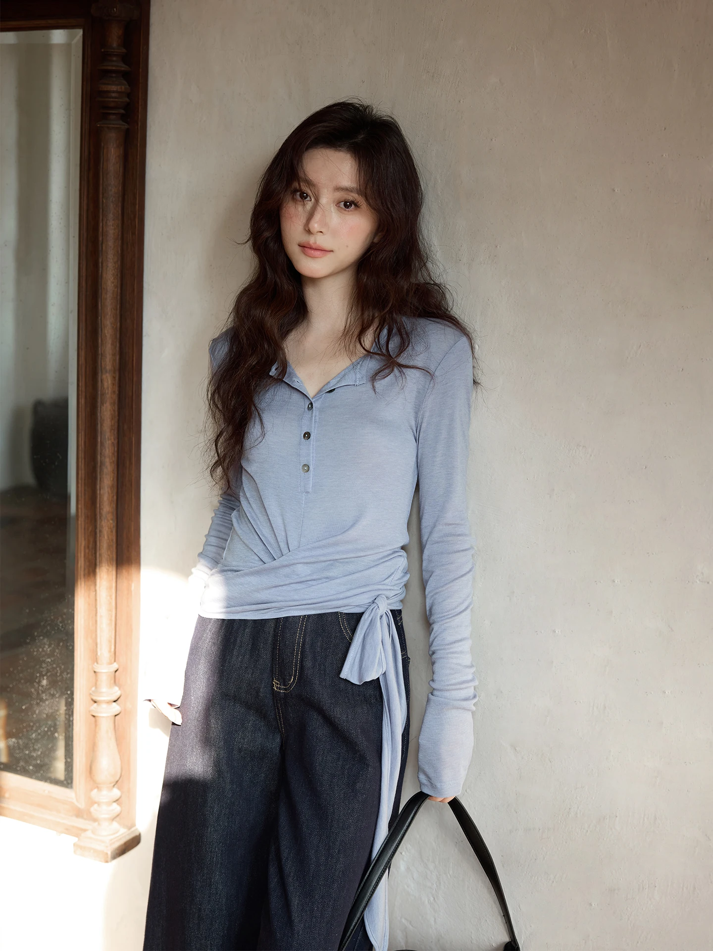 

Весенняя футболка-кимоно с длинным рукавом и воротником Хенли, с красивыми деталями, подчеркивающими талию, женский топ с завышенной талией