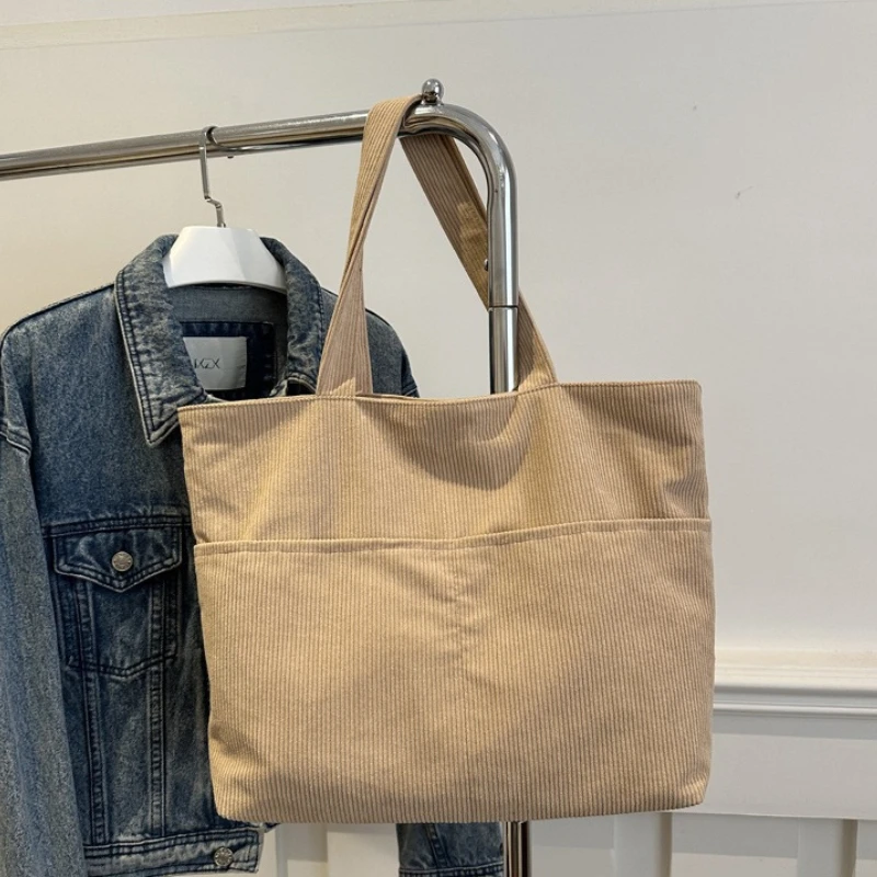 Lässige Cord-Tragetasche mit großem Fassungsvermögen, minimalistischem Design, weicher Stoff, Schultertasche für Damen, ideal für den täglichen Pendlergebrauch. – Detail 5