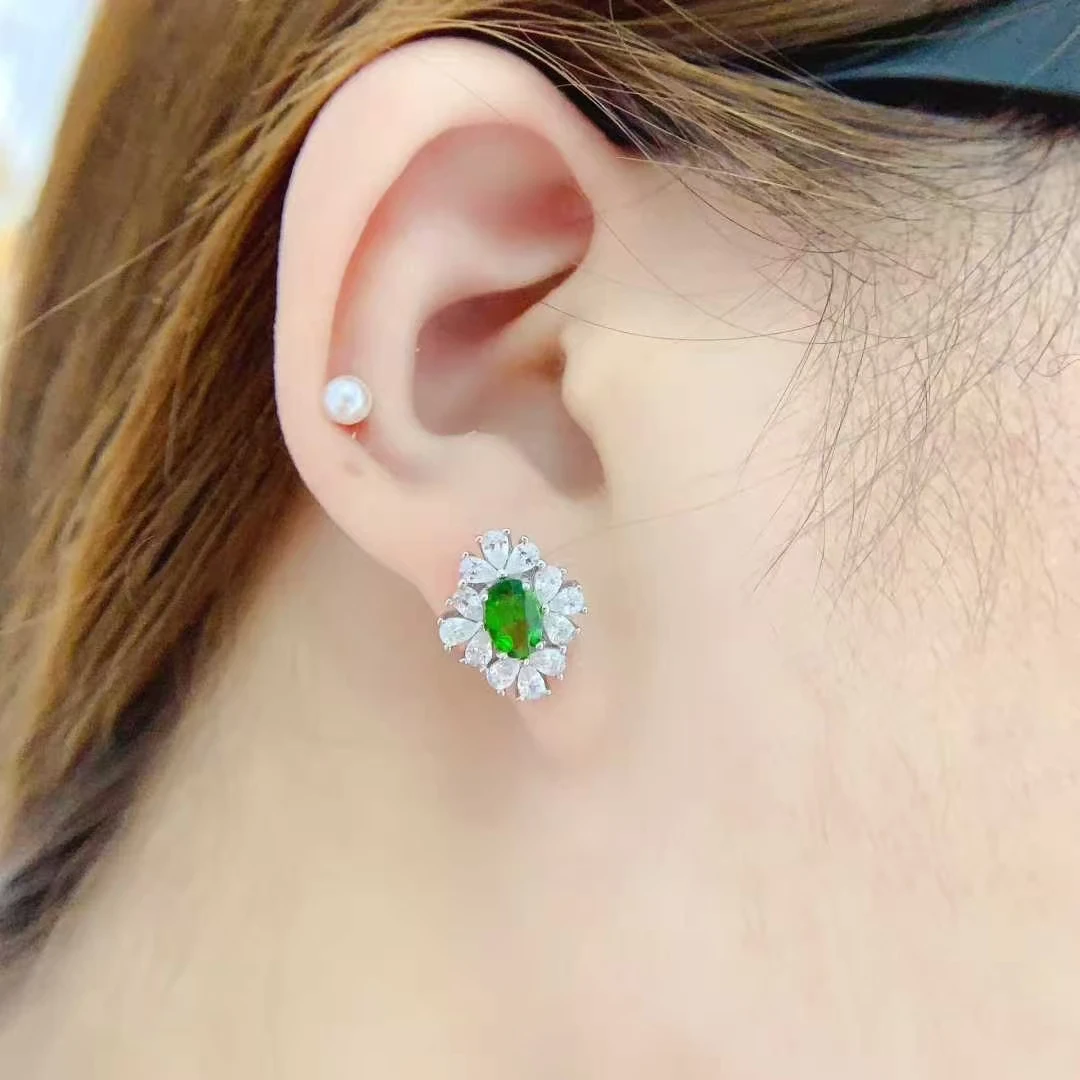 925 أقراط فضية أقراط ديوبسيدي الطبيعية 4 مللي متر * 6 مللي متر VVS الصف مجوهرات ديوبسيدي حقيقية للارتداء اليومي