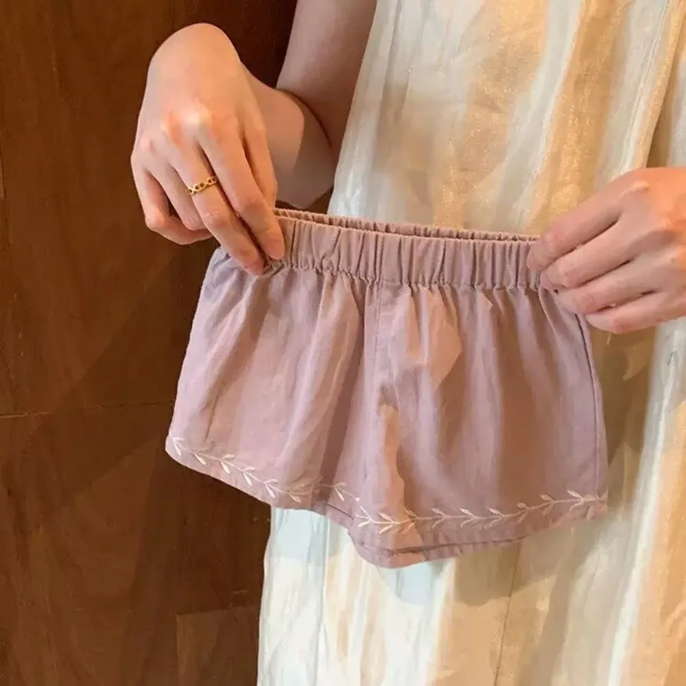 Neues Koreanisches Zweiteiler-Set für Süße Mädchen: Ärmelloses Oberteil mit Blumenstickerei und Shorts, Urlaubskleidung für 2-7 Jahre – Detail 4