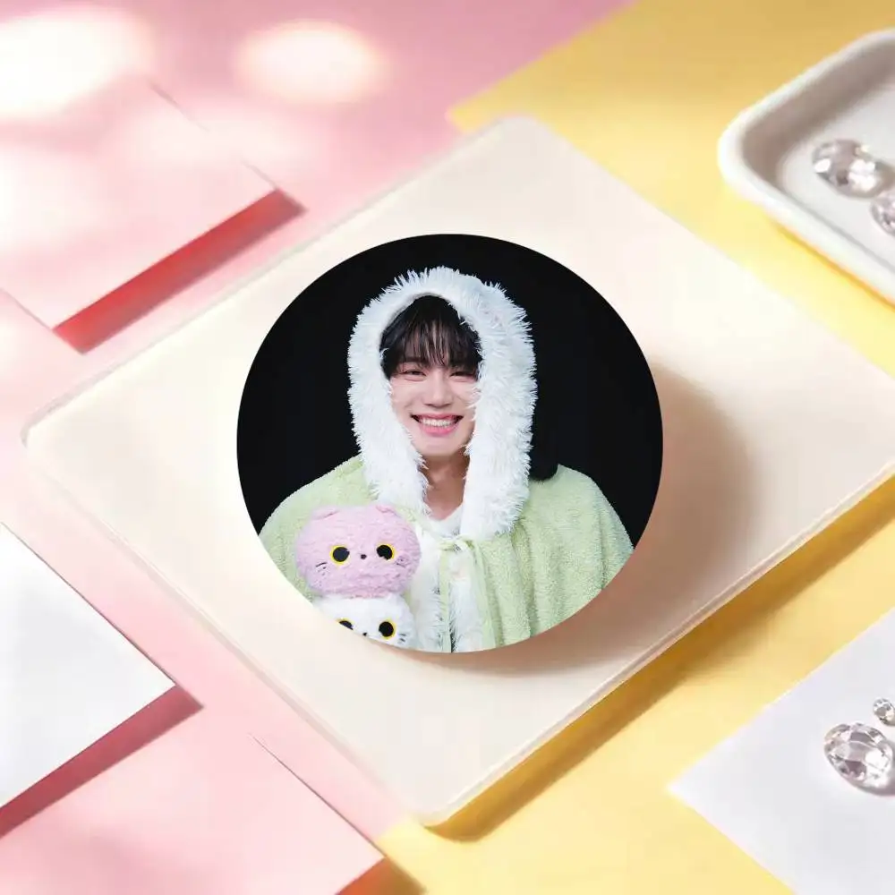 Lee J-Jun Young 25mm 32mm 44mm 58mm 75mm Brooches Badges Pins for Accessories Gift