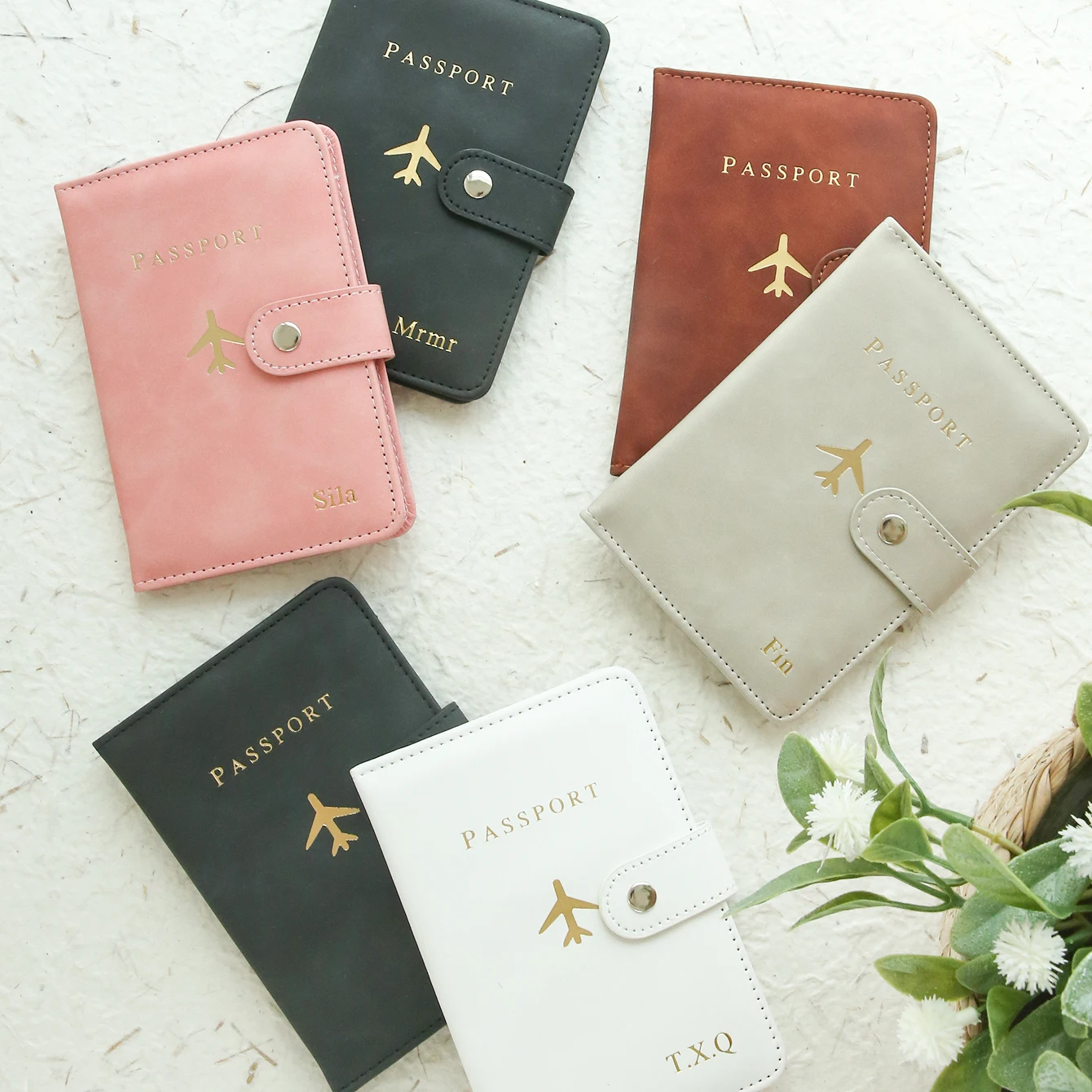 Juego de porta pasaporte para pareja con nombre personalizado, paquete de regalo, conjunto con caja de regalo de viaje de gamuza con monograma dorado personalizado, 2 uds.