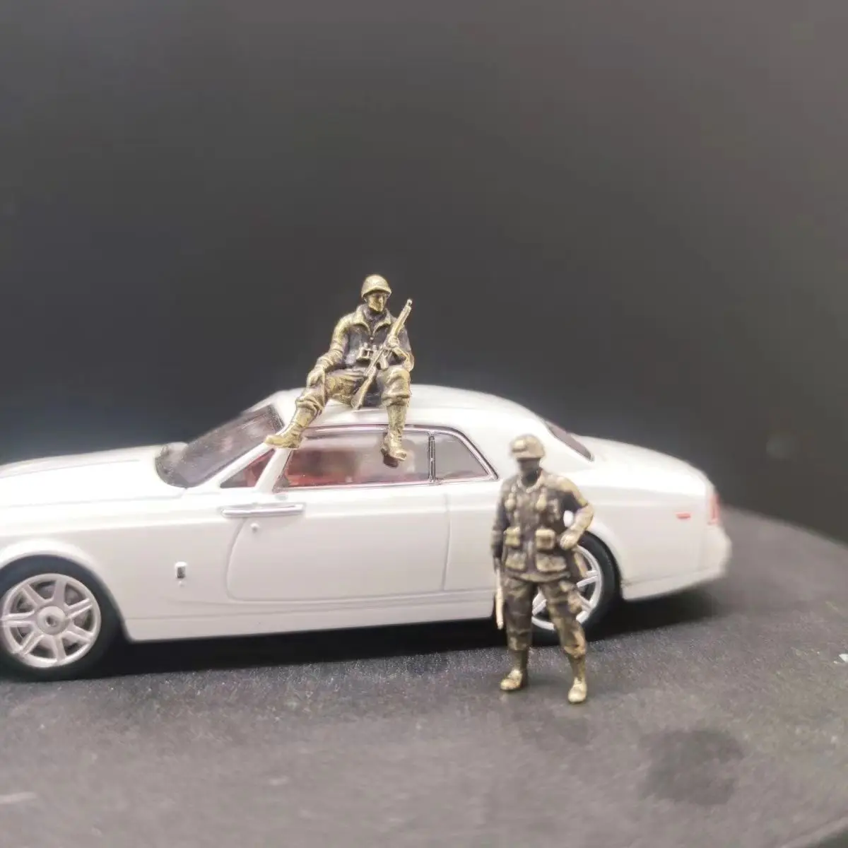 Brass WWII American Soldiers (paintable), 2-piece Assembly, Sitting and Standing Poses, US-style Equipment, Vehicle Not Included